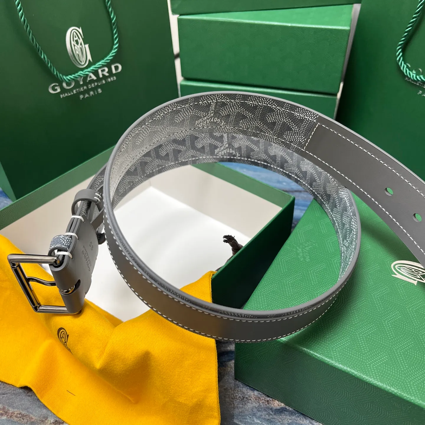 💰520💰Full package💰 💍Purchase level Goya belt is low-key luxury 🎈Width 4.0 Made of imported first-layer cowhide and dogtooth coated canvas The leather is soft and durable Handmade Pay attention to details Fine stitching Smooth edges Classic design Versatility Suitable for various occasions