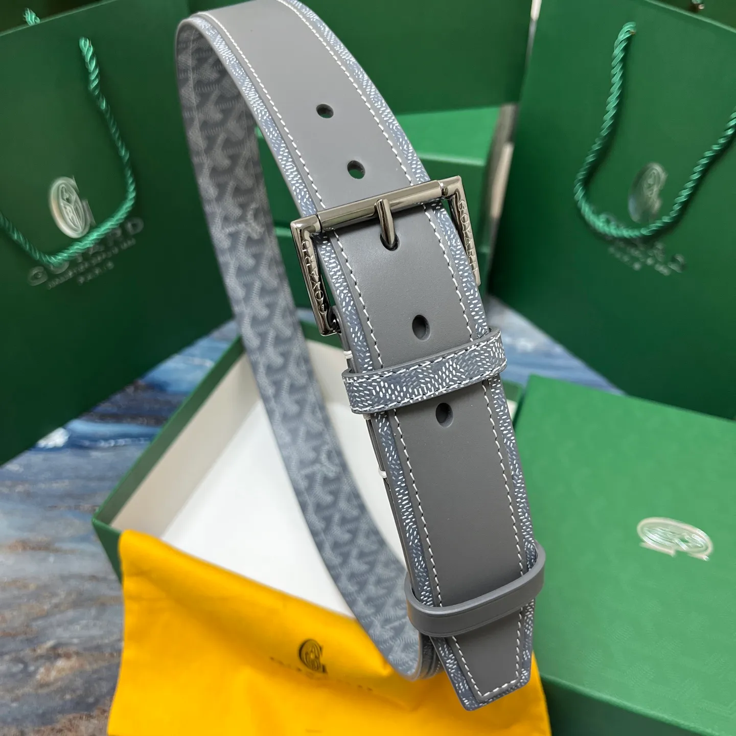 💰520💰Full package💰 💍Purchase level Goya belt is low-key luxury 🎈Width 4.0 Made of imported first-layer cowhide and dogtooth coated canvas The leather is soft and durable Handmade Pay attention to details Fine stitching Smooth edges Classic design Versatility Suitable for various occasions