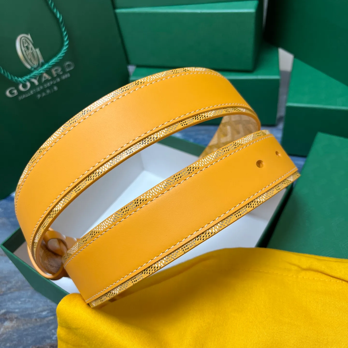 💰520💰Full package💰 💍Purchase level Goya belt is low-key luxury 🎈Width 4.0 Made of imported first-layer cowhide and dogtooth coated canvas The leather is soft and durable Handmade Pay attention to details Fine stitching Smooth edges Classic design Versatility Suitable for various occasions