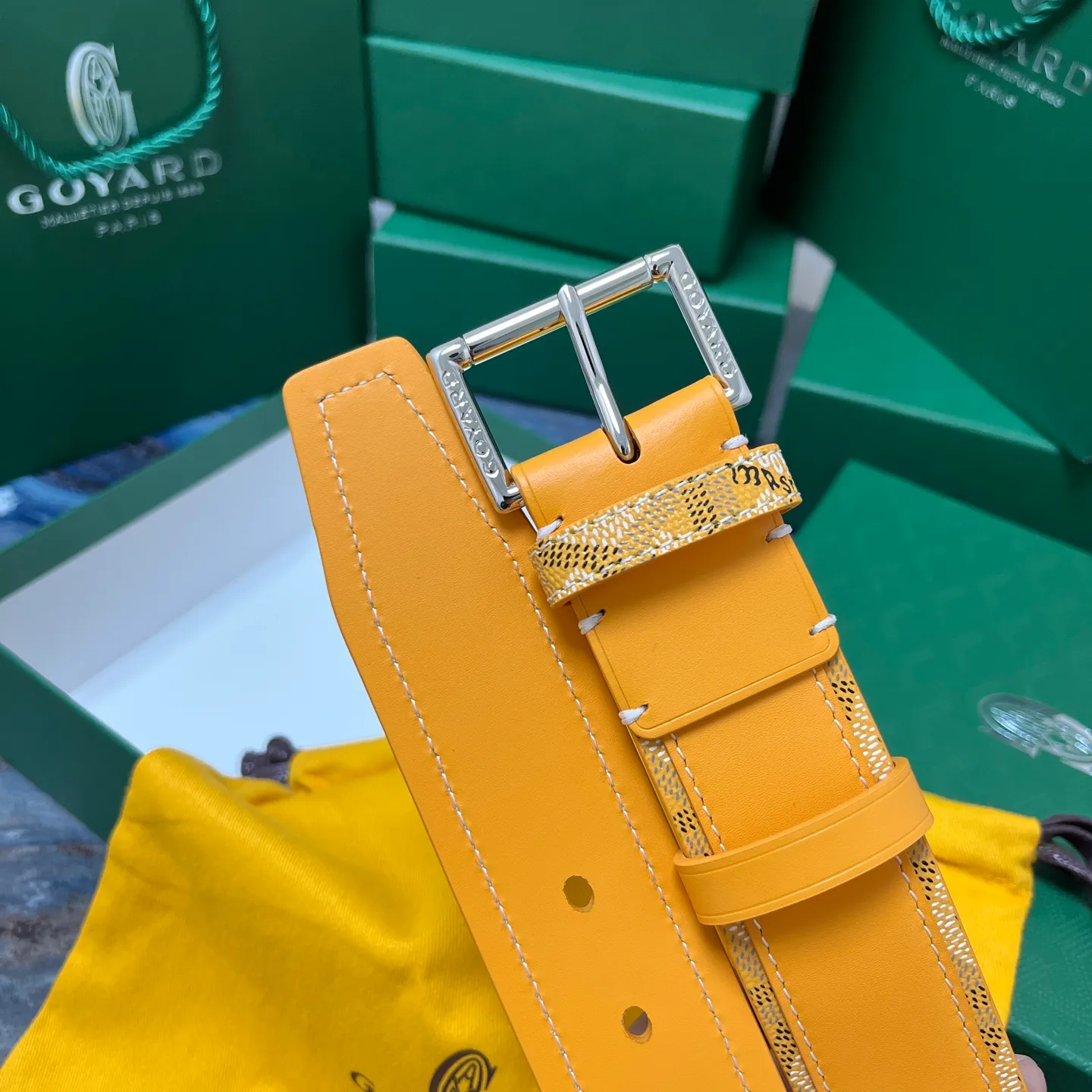 💰520💰Full package💰 💍Purchase level Goya belt is low-key luxury 🎈Width 4.0 Made of imported first-layer cowhide and dogtooth coated canvas The leather is soft and durable Handmade Pay attention to details Fine stitching Smooth edges Classic design Versatility Suitable for various occasions
