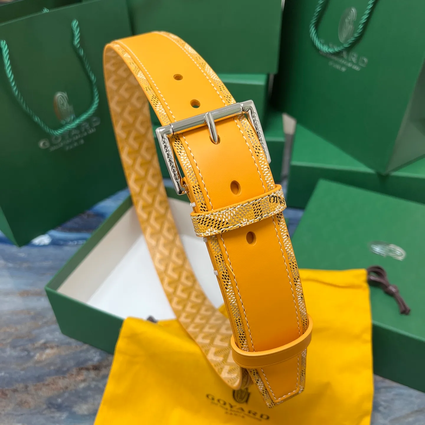 💰520💰Full package💰 💍Purchase level Goya belt is low-key luxury 🎈Width 4.0 Made of imported first-layer cowhide and dogtooth coated canvas The leather is soft and durable Handmade Pay attention to details Fine stitching Smooth edges Classic design Versatility Suitable for various occasions