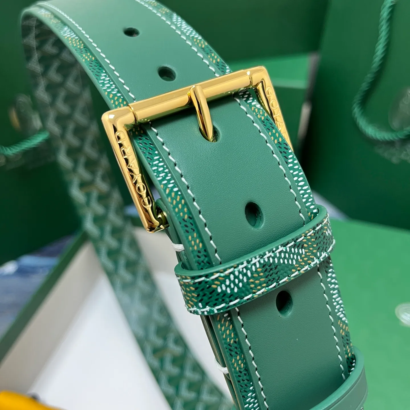 💰520💰Full package💰 💍Purchase level Goya belt is low-key luxury 🎈Width 4.0 Made of imported first-layer cowhide and dogtooth coated canvas The leather is soft and durable Handmade Pay attention to details Fine stitching Smooth edges Classic design Versatility Suitable for various occasions