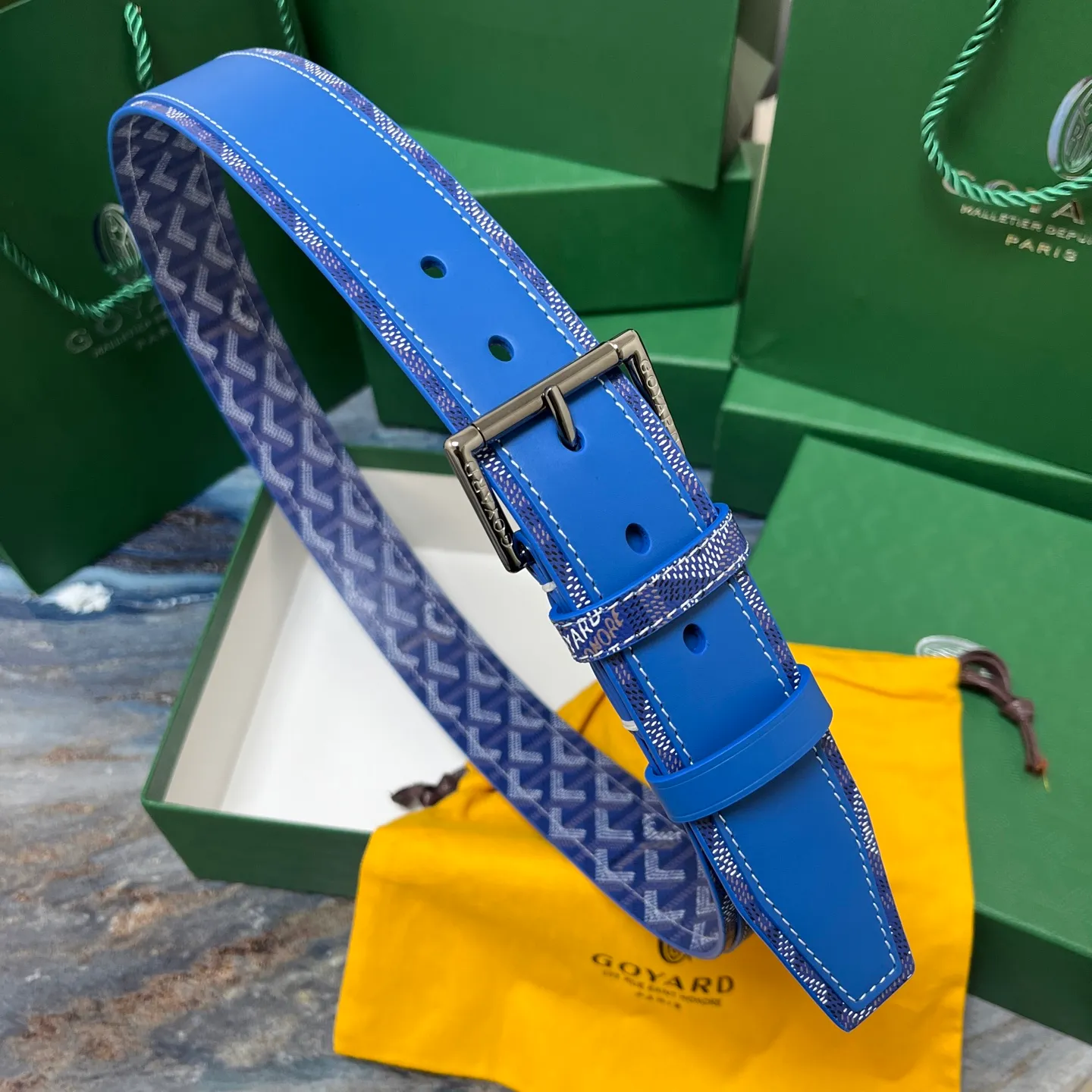 💰520💰Full package💰 💍Purchase level Goya belt is low-key luxury 🎈Width 4.0 Made of imported first-layer cowhide and dogtooth coated canvas The leather is soft and durable Handmade Pay attention to details Fine stitching Smooth edges Classic design Versatility Suitable for various occasions