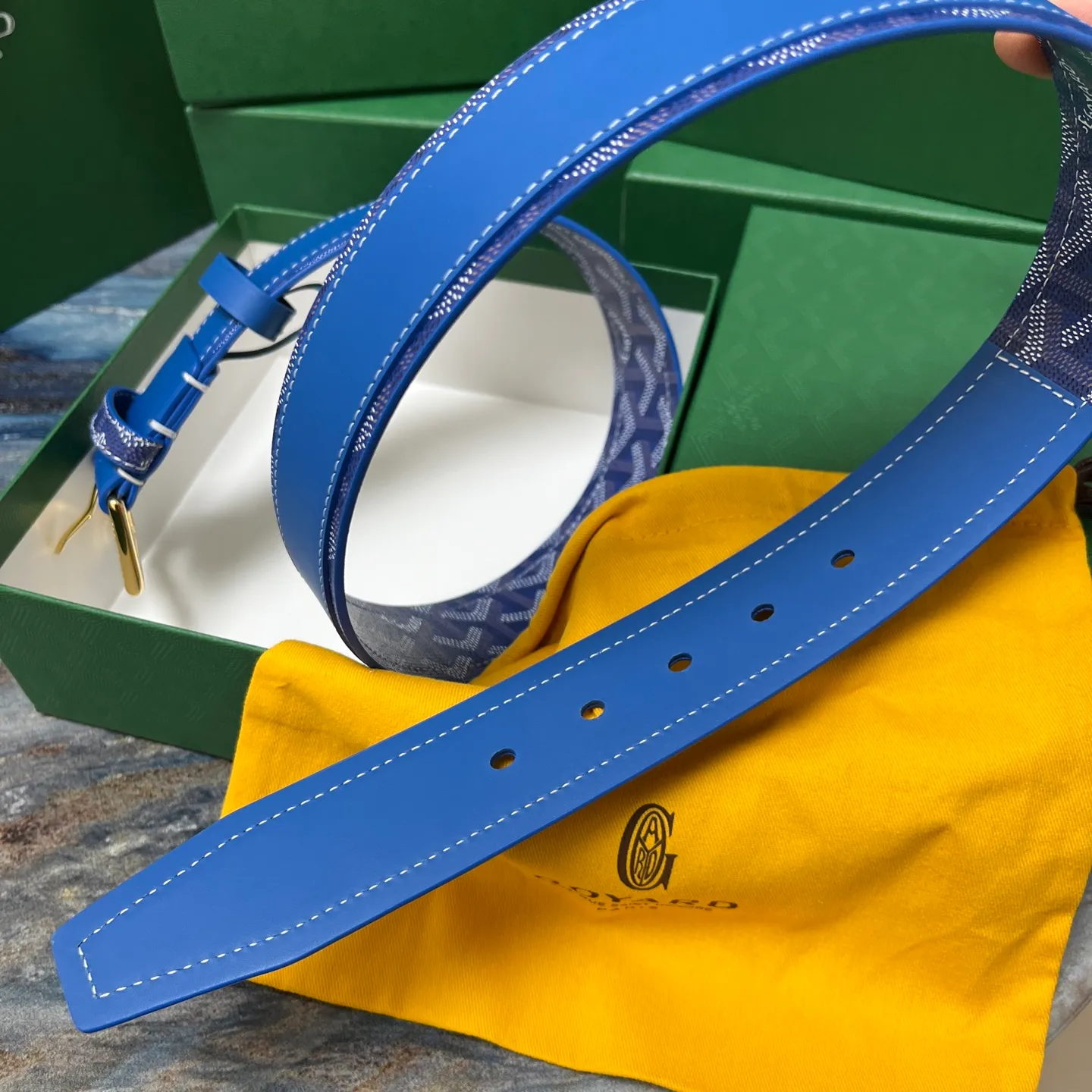 💰520💰Full package💰 💍Purchase level Goya belt is low-key luxury 🎈Width 4.0 Made of imported first-layer cowhide and dogtooth coated canvas The leather is soft and durable Handmade Pay attention to details Fine stitching Smooth edges Classic design Versatility Suitable for various occasions
