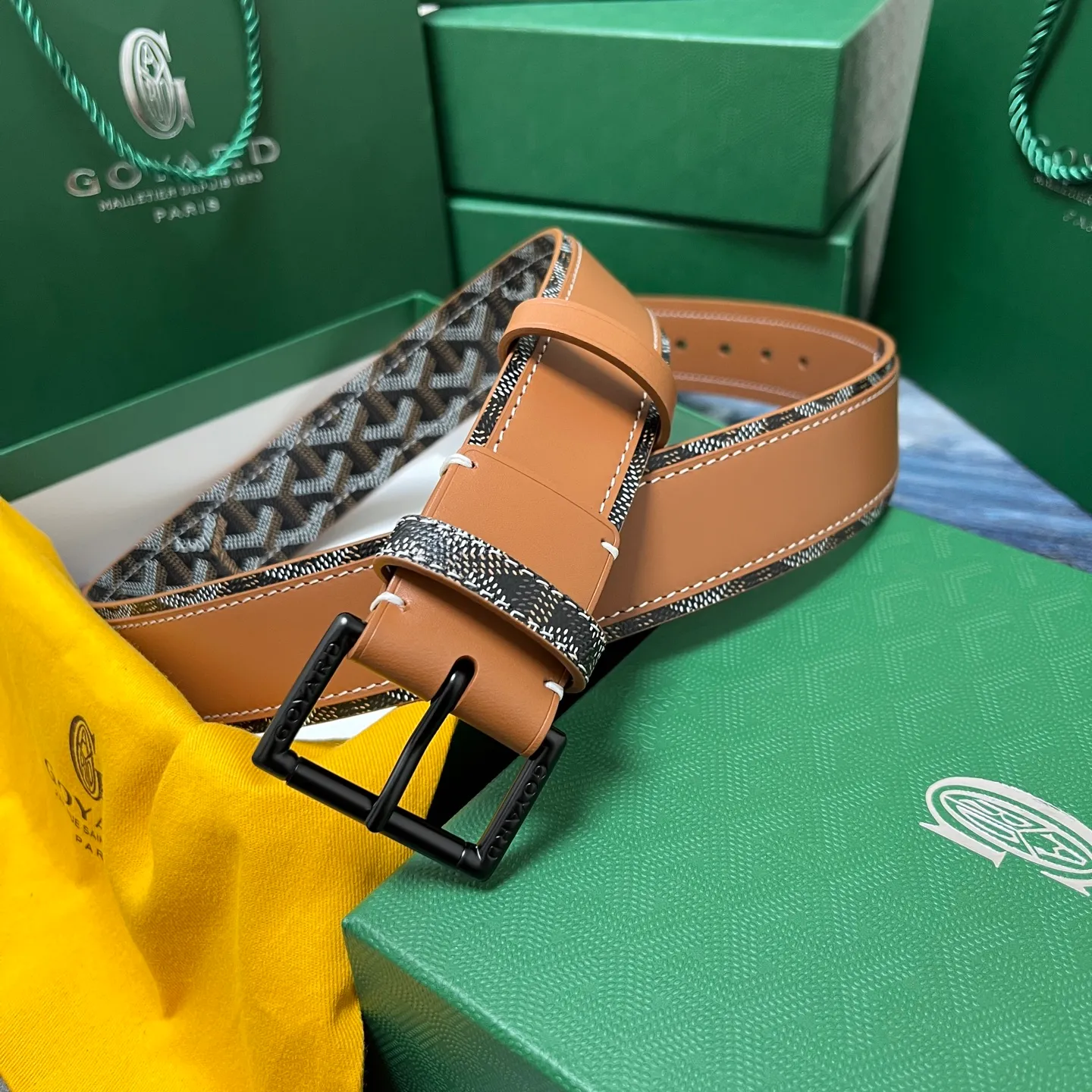 💰520💰Full package💰 💍Purchase level Goya belt is low-key luxury 🎈Width 4.0 Made of imported first-layer cowhide and dogtooth coated canvas The leather is soft and durable Handmade Pay attention to details Fine stitching Smooth edges Classic design Versatility Suitable for various occasions