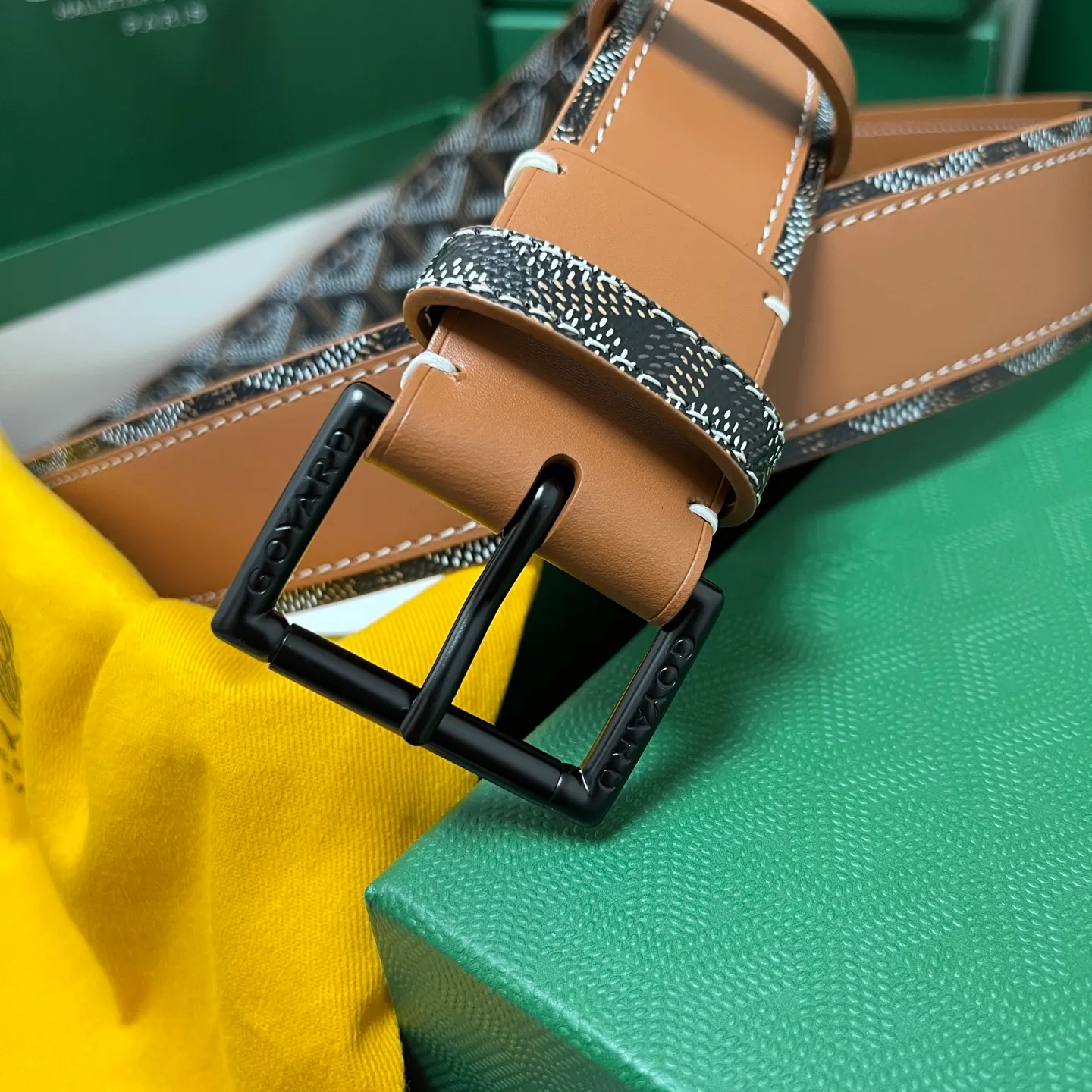 💰520💰Full package💰 💍Purchase level Goya belt is low-key luxury 🎈Width 4.0 Made of imported first-layer cowhide and dogtooth coated canvas The leather is soft and durable Handmade Pay attention to details Fine stitching Smooth edges Classic design Versatility Suitable for various occasions