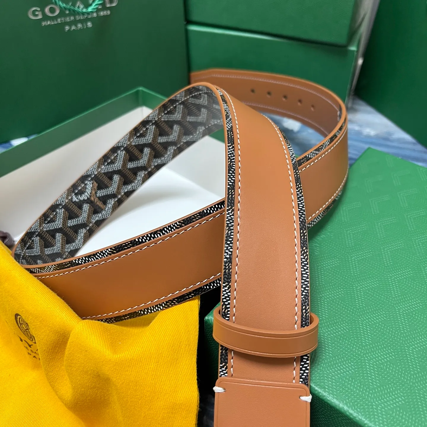 💰520💰Full package💰 💍Purchase level Goya belt is low-key luxury 🎈Width 4.0 Made of imported first-layer cowhide and dogtooth coated canvas The leather is soft and durable Handmade Pay attention to details Fine stitching Smooth edges Classic design Versatility Suitable for various occasions