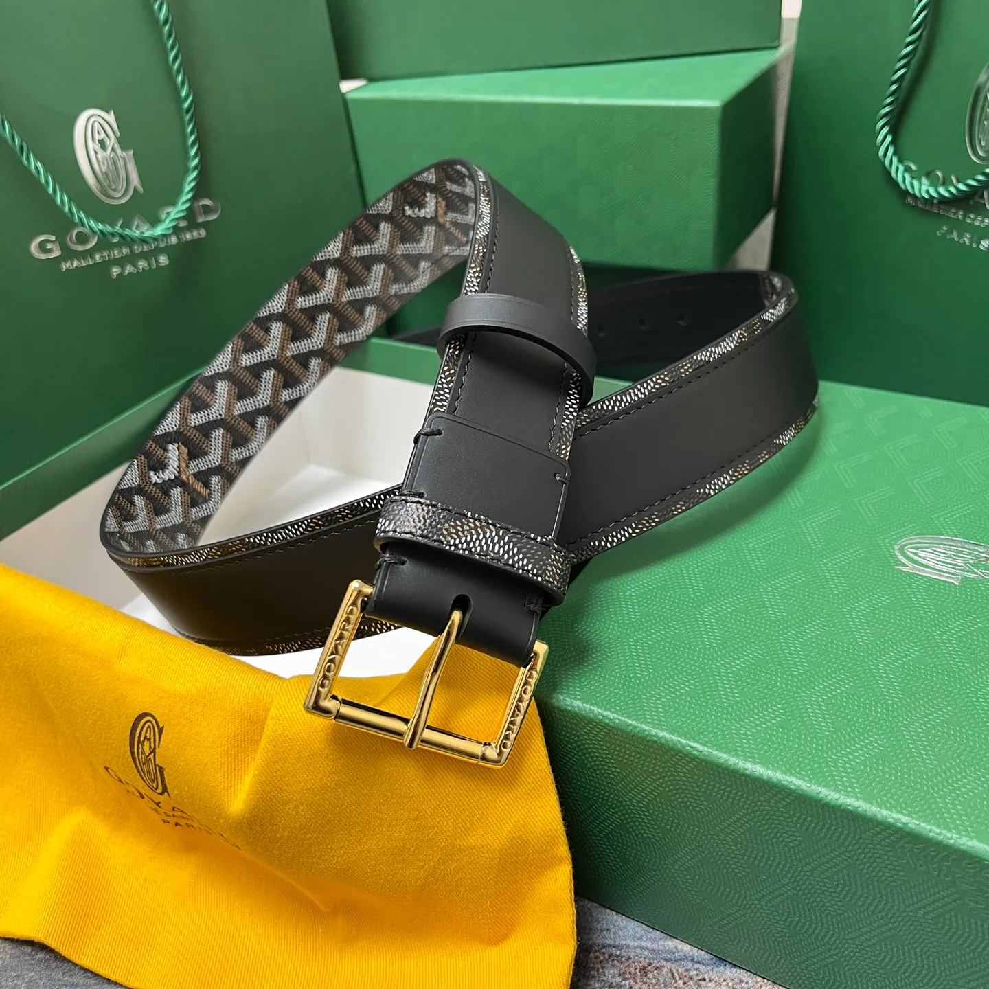 💰520💰Full package💰 💍Purchase level Goya belt is low-key luxury 🎈Width 4.0 Made of imported first-layer cowhide and dogtooth coated canvas The leather is soft and durable Handmade Pay attention to details Fine stitching Smooth edges Classic design Versatility Suitable for various occasions