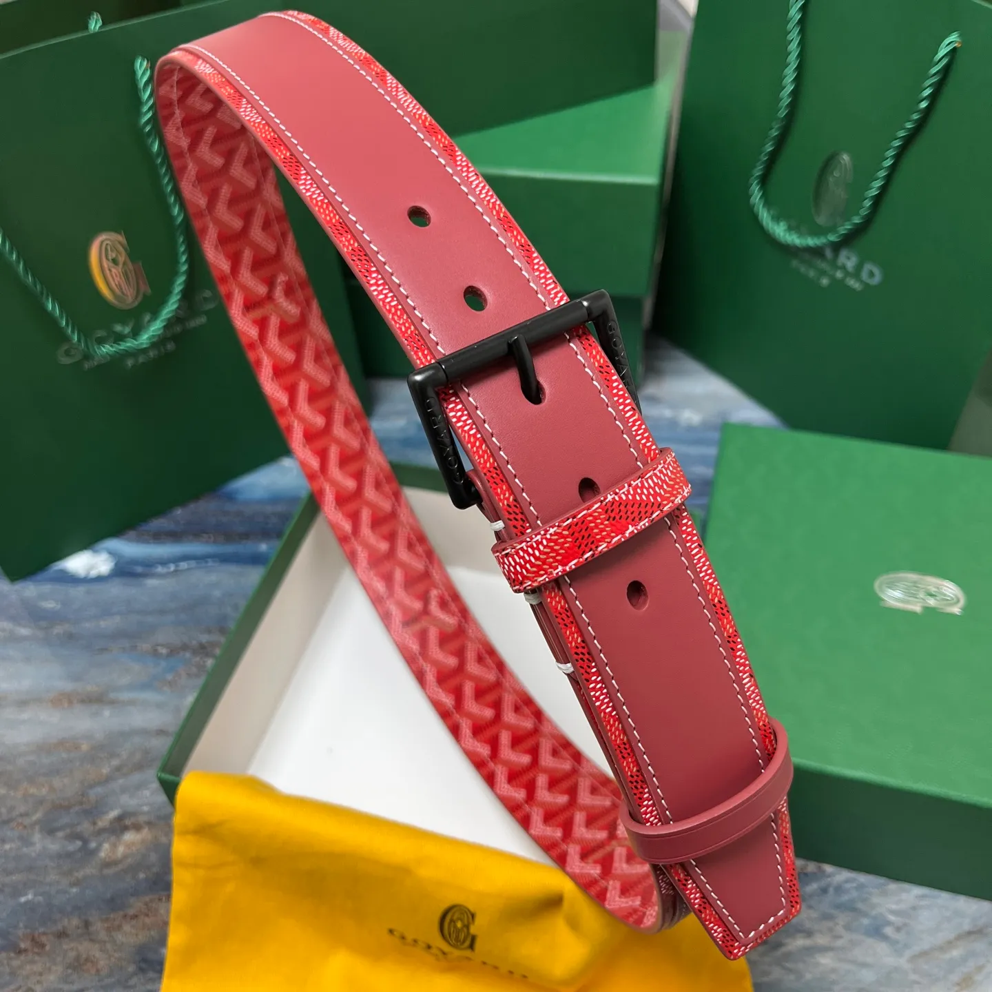 💰520💰Full package💰 💍Purchase level Goya belt is low-key luxury 🎈Width 4.0 Made of imported first-layer cowhide and dogtooth coated canvas The leather is soft and durable Handmade Pay attention to details Fine stitching Smooth edges Classic design Versatility Suitable for various occasions