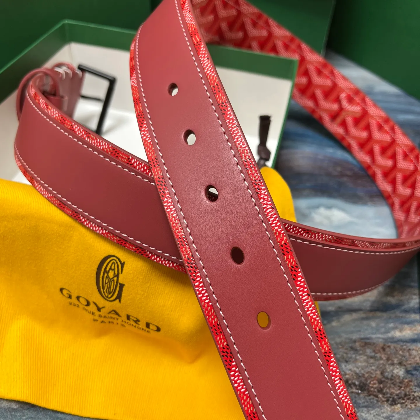 💰520💰Full package💰 💍Purchase level Goya belt is low-key luxury 🎈Width 4.0 Made of imported first-layer cowhide and dogtooth coated canvas The leather is soft and durable Handmade Pay attention to details Fine stitching Smooth edges Classic design Versatility Suitable for various occasions