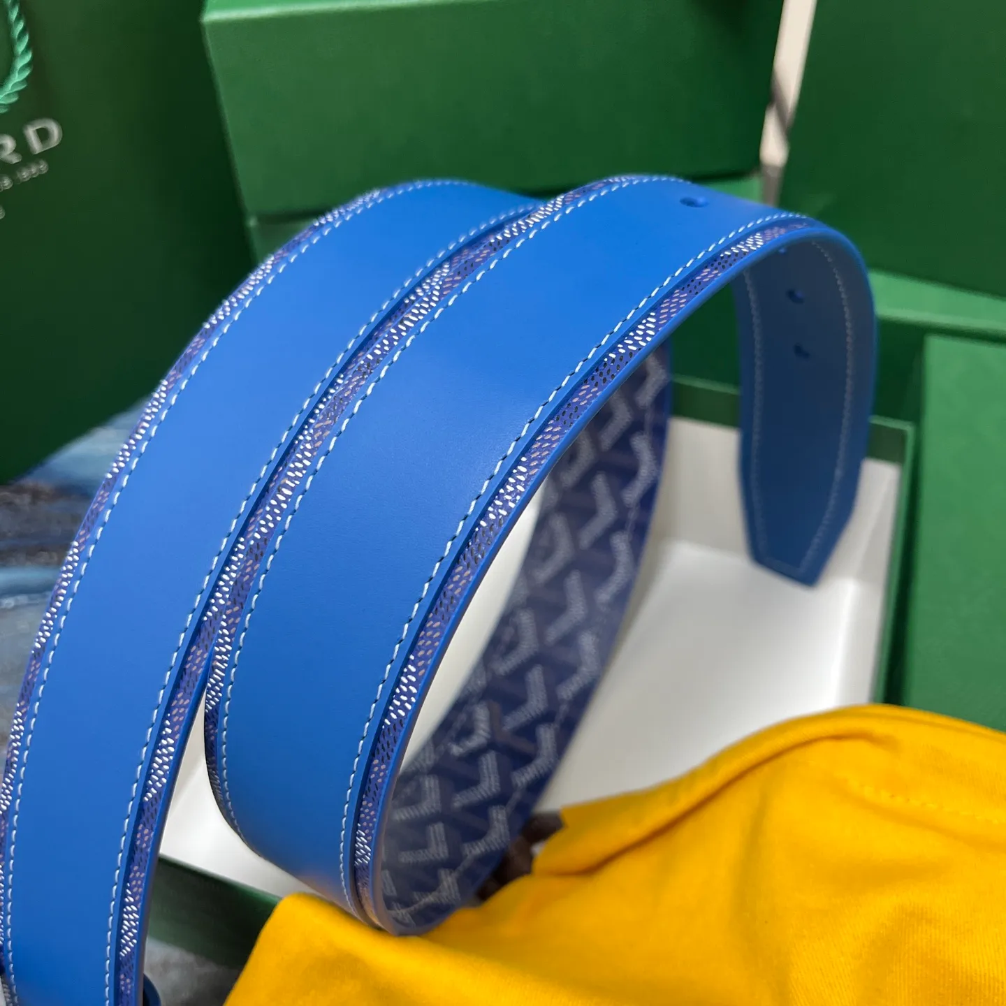 💰520💰Full package💰 💍Purchase level Goya belt is low-key luxury 🎈Width 4.0 Made of imported first-layer cowhide and dogtooth coated canvas The leather is soft and durable Handmade Pay attention to details Fine stitching Smooth edges Classic design Versatility Suitable for various occasions