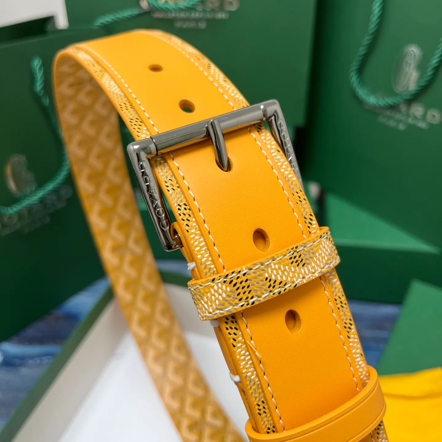 💰520💰Full package💰 💍Purchase level Goya belt is low-key luxury 🎈Width 4.0 Made of imported first-layer cowhide and dogtooth coated canvas The leather is soft and durable Handmade Pay attention to details Fine stitching Smooth edges Classic design Versatility Suitable for various occasions