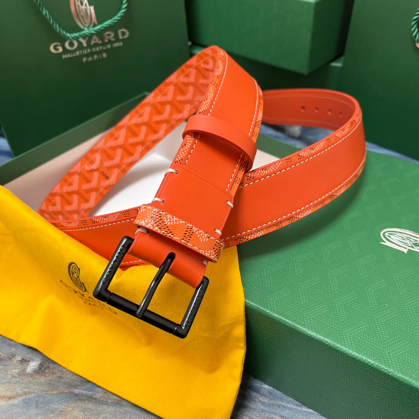 💰520💰Full package💰 💍Purchase level Goya belt is low-key luxury 🎈Width 4.0 Made of imported first-layer cowhide and dogtooth coated canvas The leather is soft and durable Handmade Pay attention to details Fine stitching Smooth edges Classic design Versatility Suitable for various occasions
