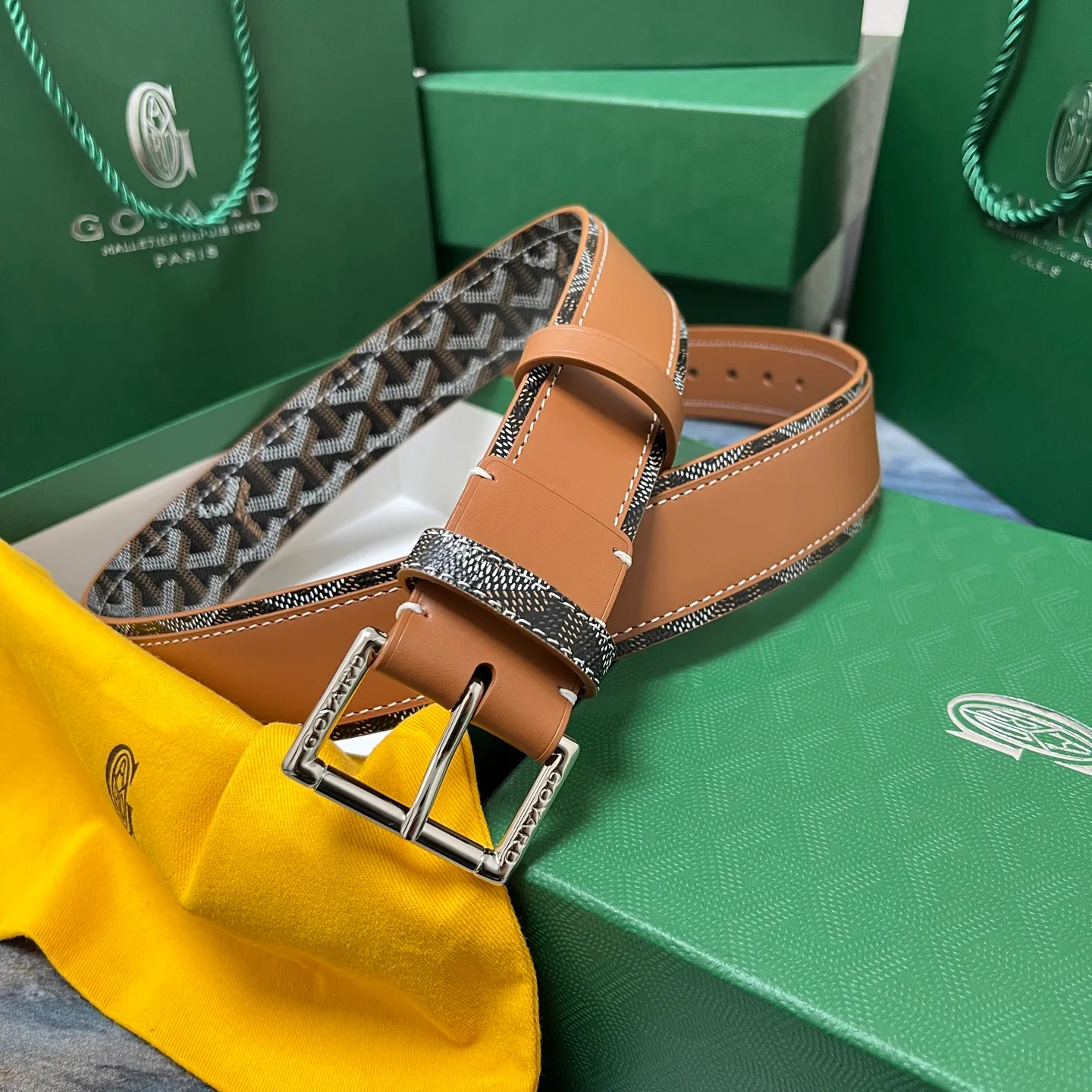 💰520💰Full package💰 💍Purchase level Goya belt is low-key luxury 🎈Width 4.0 Made of imported first-layer cowhide and dogtooth coated canvas The leather is soft and durable Handmade Pay attention to details Fine stitching Smooth edges Classic design Versatility Suitable for various occasions