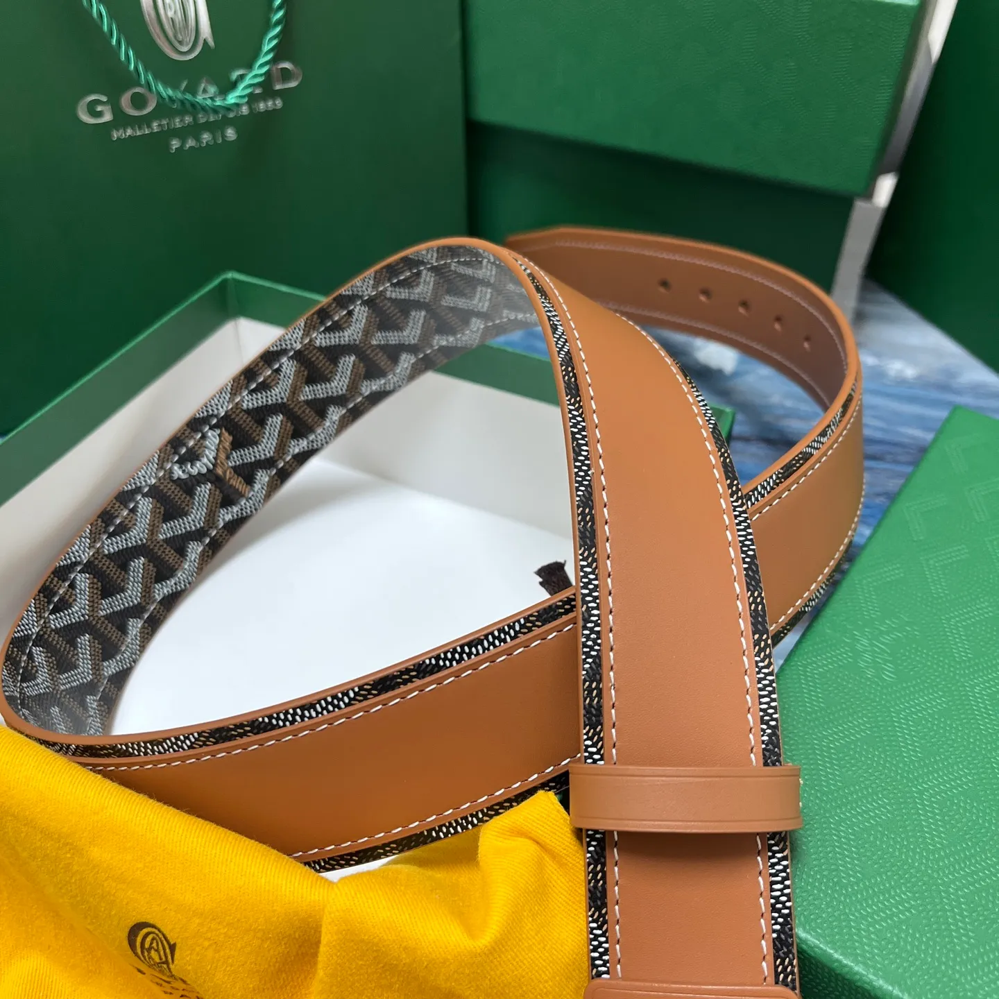 💰520💰Full package💰 💍Purchase level Goya belt is low-key luxury 🎈Width 4.0 Made of imported first-layer cowhide and dogtooth coated canvas The leather is soft and durable Handmade Pay attention to details Fine stitching Smooth edges Classic design Versatility Suitable for various occasions