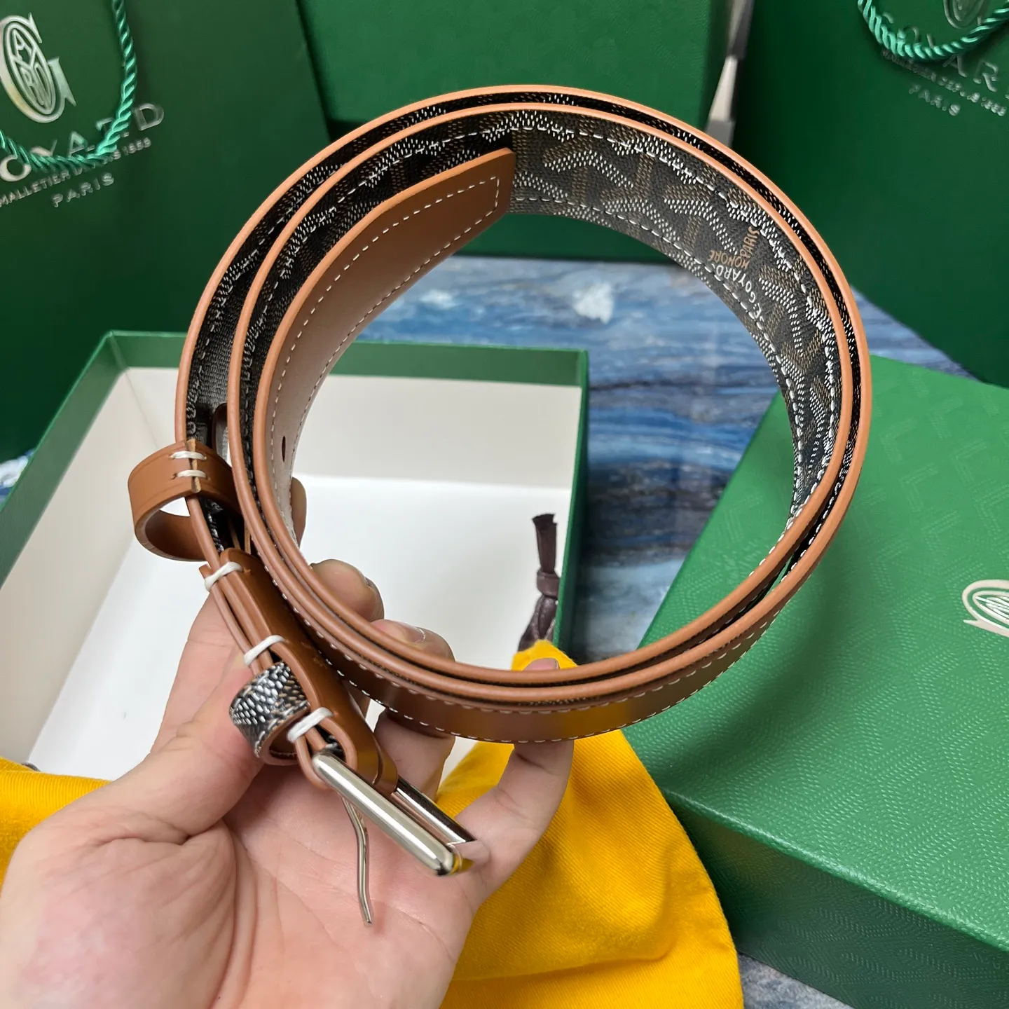 💰520💰Full package💰 💍Purchase level Goya belt is low-key luxury 🎈Width 4.0 Made of imported first-layer cowhide and dogtooth coated canvas The leather is soft and durable Handmade Pay attention to details Fine stitching Smooth edges Classic design Versatility Suitable for various occasions