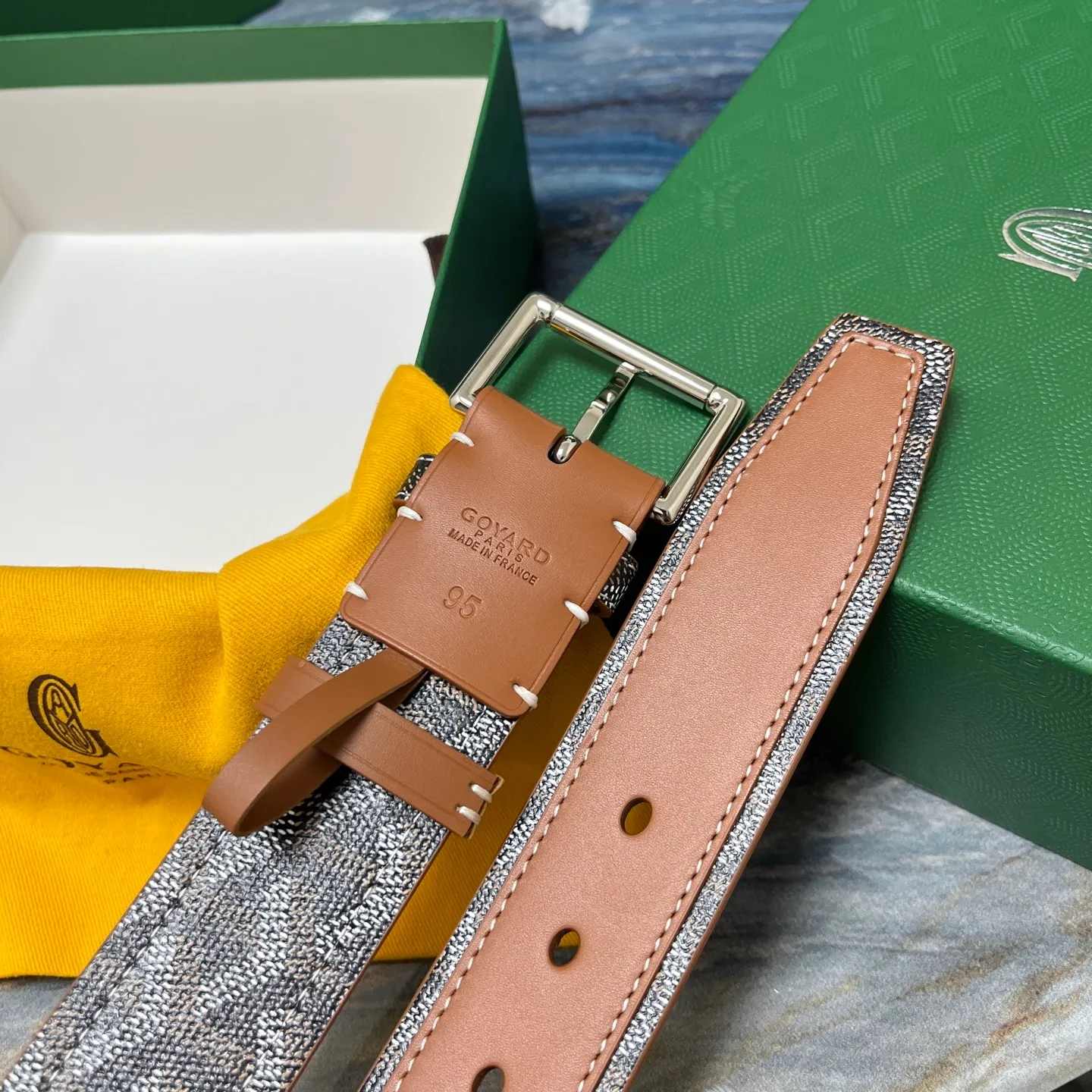 💰520💰Full package💰 💍Purchase level Goya belt is low-key luxury 🎈Width 4.0 Made of imported first-layer cowhide and dogtooth coated canvas The leather is soft and durable Handmade Pay attention to details Fine stitching Smooth edges Classic design Versatility Suitable for various occasions