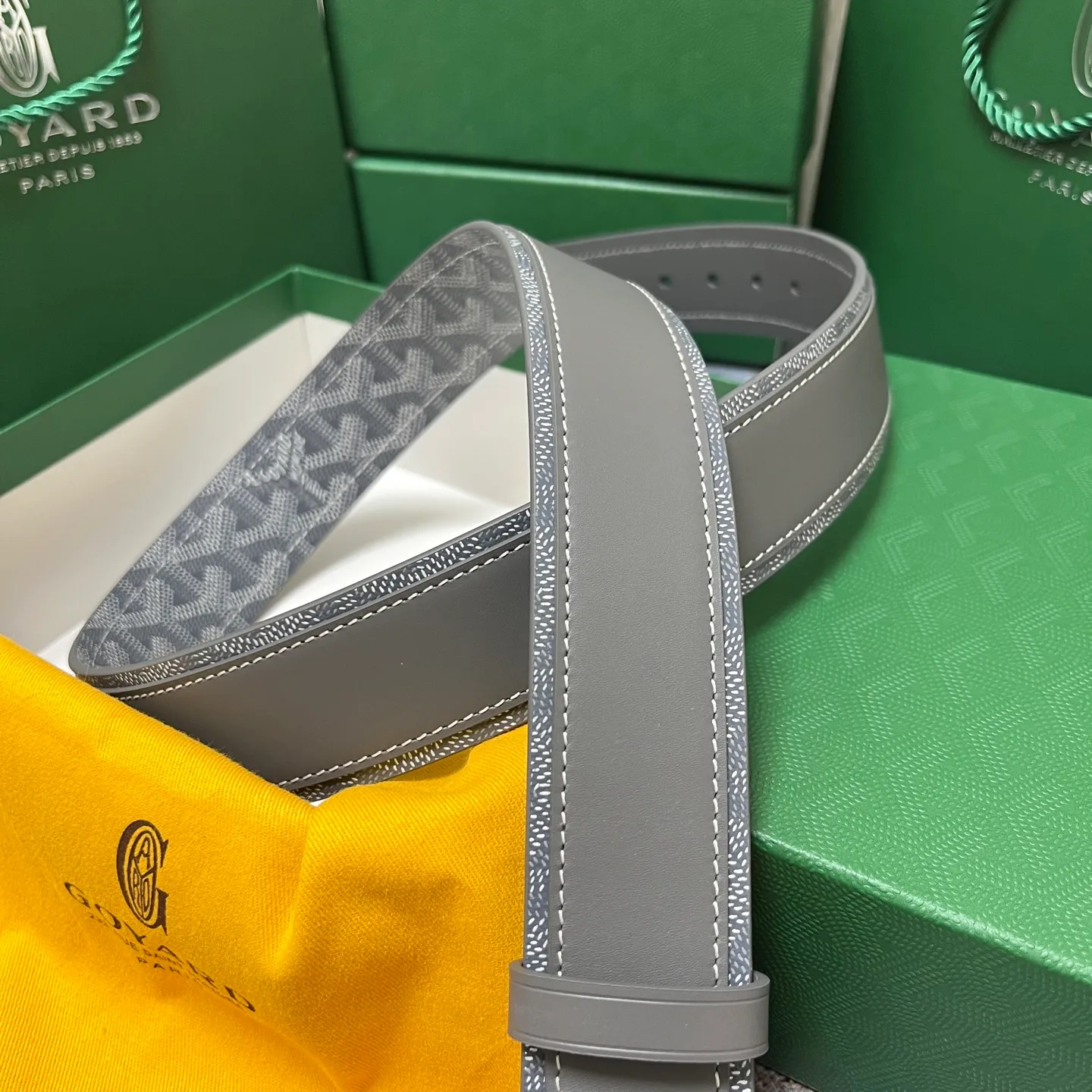 💰520💰Full package💰 💍Purchase level Goya belt is low-key luxury 🎈Width 4.0 Made of imported first-layer cowhide and dogtooth coated canvas The leather is soft and durable Handmade Pay attention to details Fine stitching Smooth edges Classic design Versatility Suitable for various occasions
