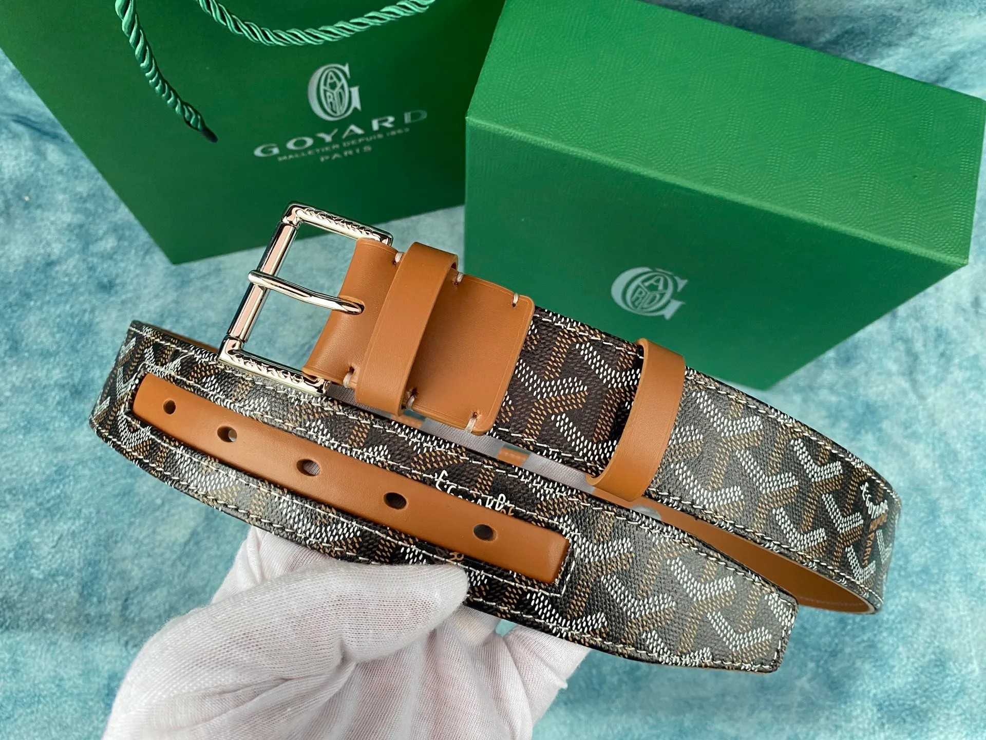 💰560💰Full package💰 💍Purchase level Goyard was founded in 1853 and has a history of more than 150 years. Its founder is Francois Goyard. In the 19th century, trains and ships were developed in Europe, and large-scale travel appeared in society. Goyard designs suitcases for different purposes according to the needs of customers. Therefore, Goyard's customers include the British royal family, the President of the United States, and Russian aristocrats. "This belt is lined with ostrich-colored small leather. It is hand-sewn. The process is complex and the details are comparable to the original. It is 40mm wide."