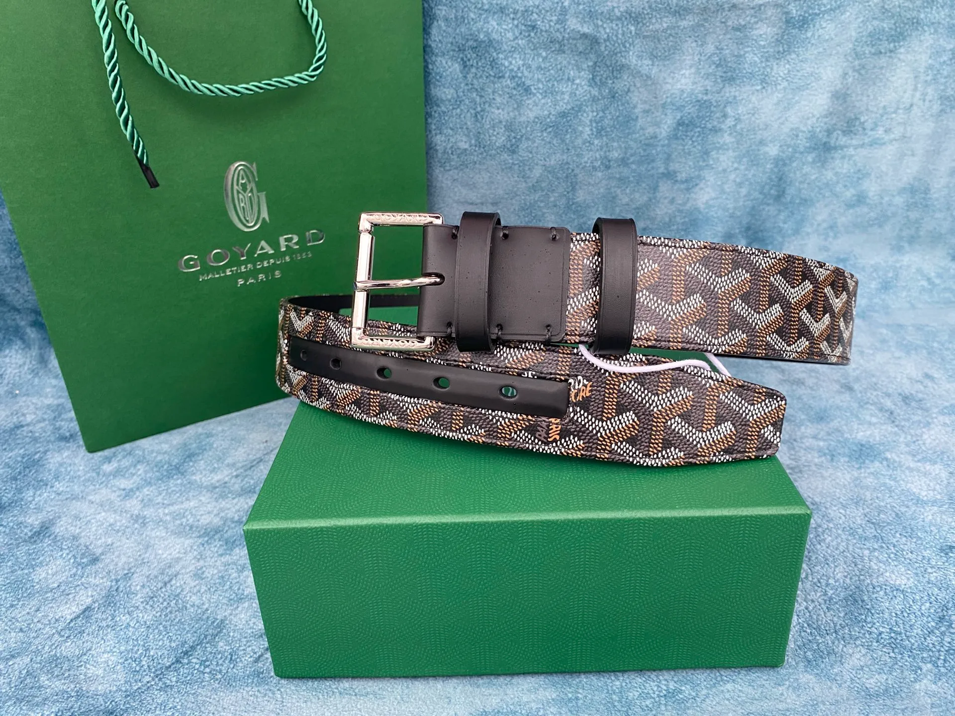 💰560💰Full package💰 💍Purchase level Goyard was founded in 1853 and has a history of more than 150 years. Its founder is Francois Goyard. In the 19th century, trains and ships were developed in Europe, and large-scale travel appeared in society. Goyard designs suitcases for different purposes according to the needs of customers. Therefore, Goyard's customers include the British royal family, the President of the United States, and Russian aristocrats. "This belt is lined with ostrich-colored small leather. It is hand-sewn. The process is complex and the details are comparable to the original. It is 40mm wide."