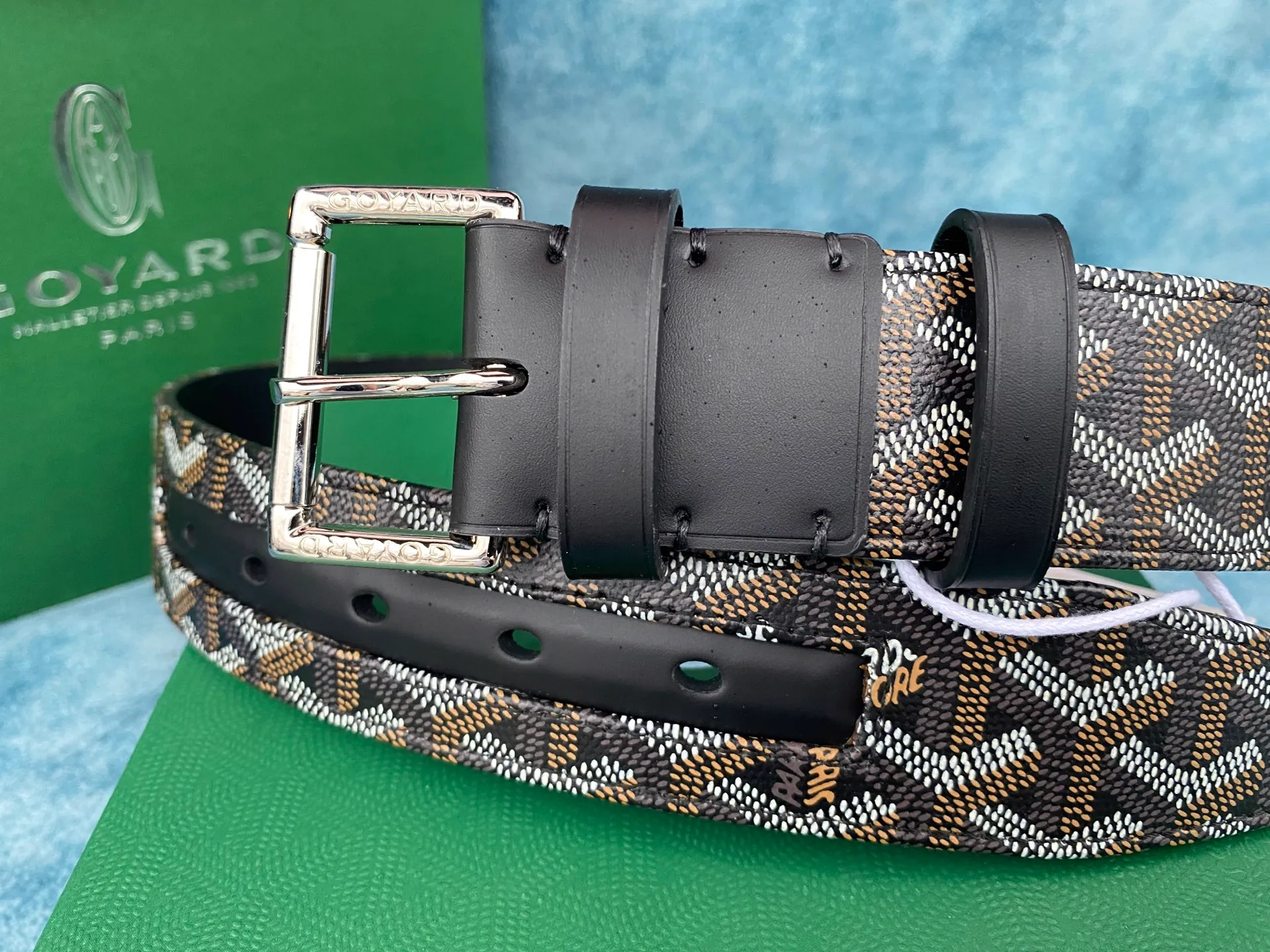 💰560💰Full package💰 💍Purchase level Goyard was founded in 1853 and has a history of more than 150 years. Its founder is Francois Goyard. In the 19th century, trains and ships were developed in Europe, and large-scale travel appeared in society. Goyard designs suitcases for different purposes according to the needs of customers. Therefore, Goyard's customers include the British royal family, the President of the United States, and Russian aristocrats. "This belt is lined with ostrich-colored small leather. It is hand-sewn. The process is complex and the details are comparable to the original. It is 40mm wide."