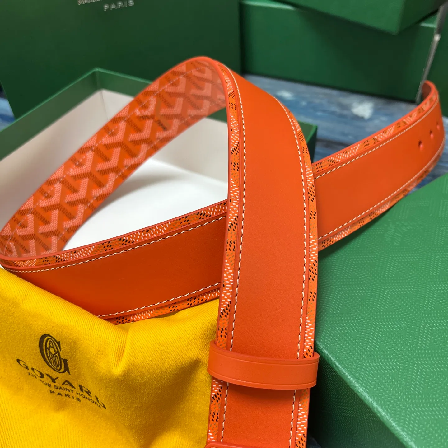 💰520💰Full package💰 💍Purchase level Goya belt is low-key luxury 🎈Width 4.0 Made of imported first-layer cowhide and dogtooth coated canvas The leather is soft and durable Handmade Pay attention to details Fine stitching Smooth edges Classic design Versatility Suitable for various occasions