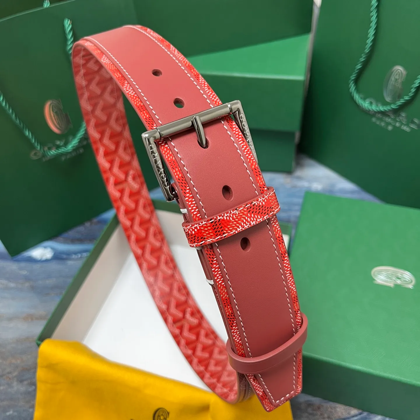 💰520💰Full package💰 💍Purchase level Goya belt is low-key luxury 🎈Width 4.0 Made of imported first-layer cowhide and dogtooth coated canvas The leather is soft and durable Handmade Pay attention to details Fine stitching Smooth edges Classic design Versatility Suitable for various occasions