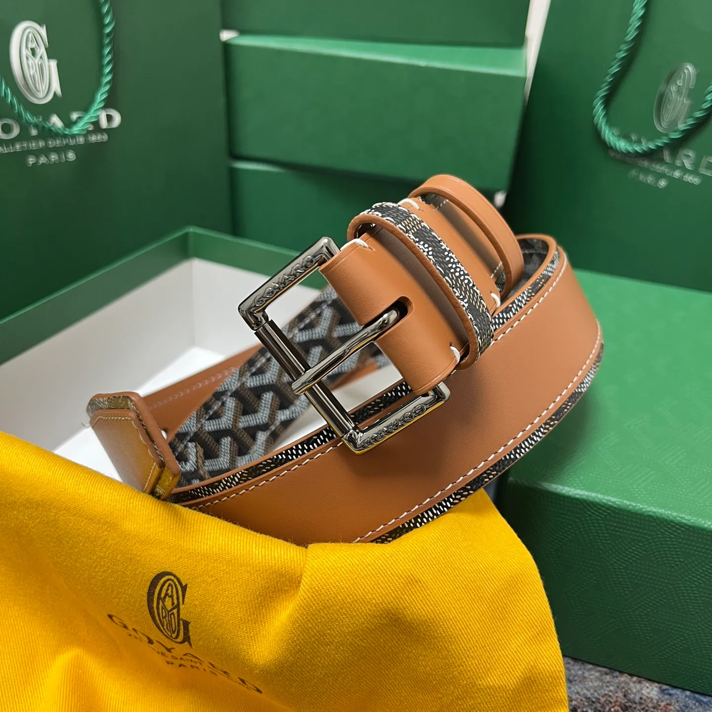 💰520💰Full package💰 💍Purchase level Goya belt is low-key luxury 🎈Width 4.0 Made of imported first-layer cowhide and dogtooth coated canvas The leather is soft and durable Handmade Pay attention to details Fine stitching Smooth edges Classic design Versatility Suitable for various occasions