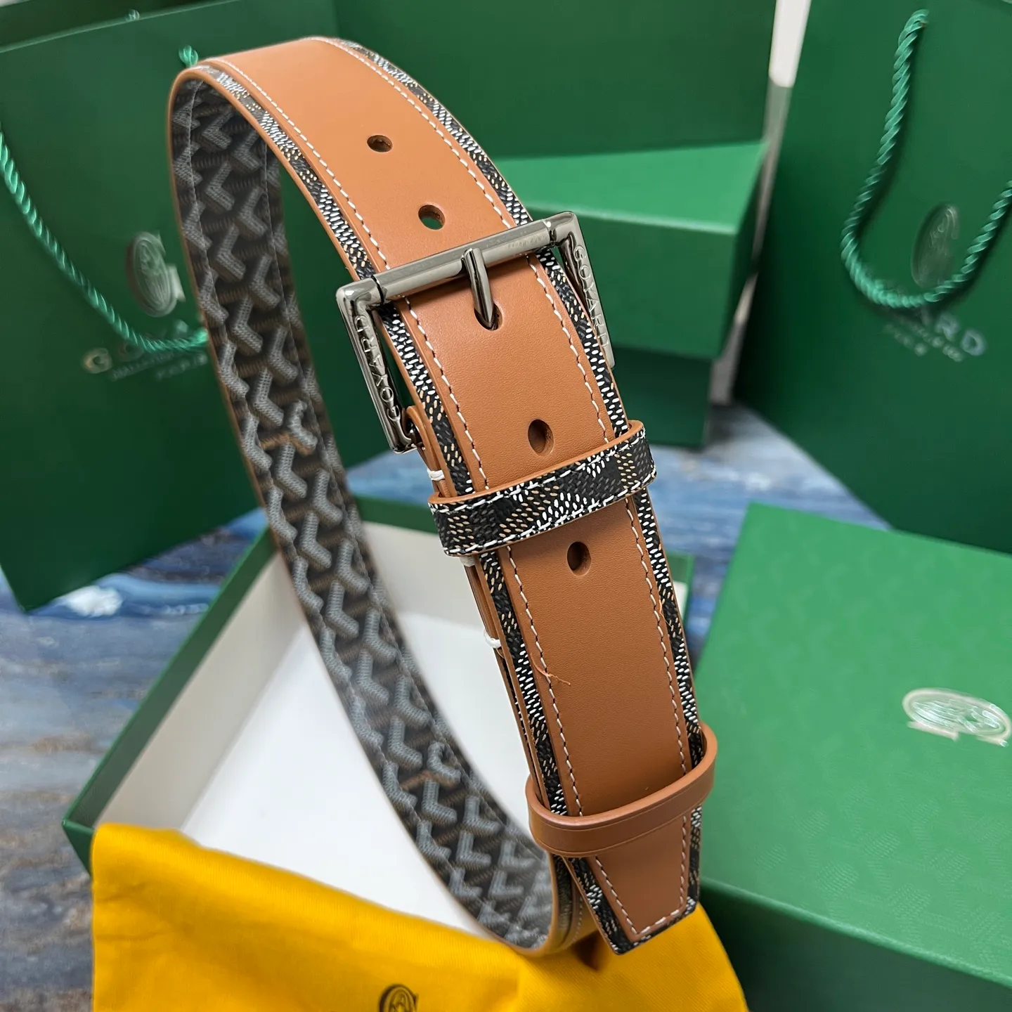 💰520💰Full package💰 💍Purchase level Goya belt is low-key luxury 🎈Width 4.0 Made of imported first-layer cowhide and dogtooth coated canvas The leather is soft and durable Handmade Pay attention to details Fine stitching Smooth edges Classic design Versatility Suitable for various occasions
