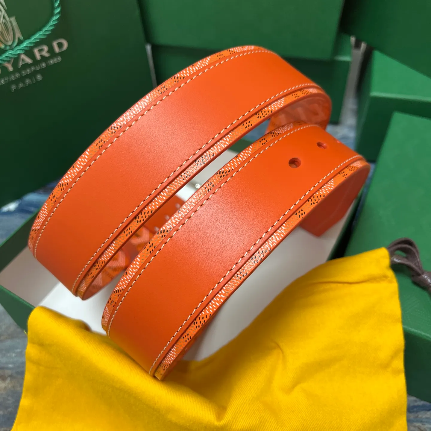 💰520💰Full package💰 💍Purchase level Goya belt is low-key luxury 🎈Width 4.0 Made of imported first-layer cowhide and dogtooth coated canvas The leather is soft and durable Handmade Pay attention to details Fine stitching Smooth edges Classic design Versatility Suitable for various occasions