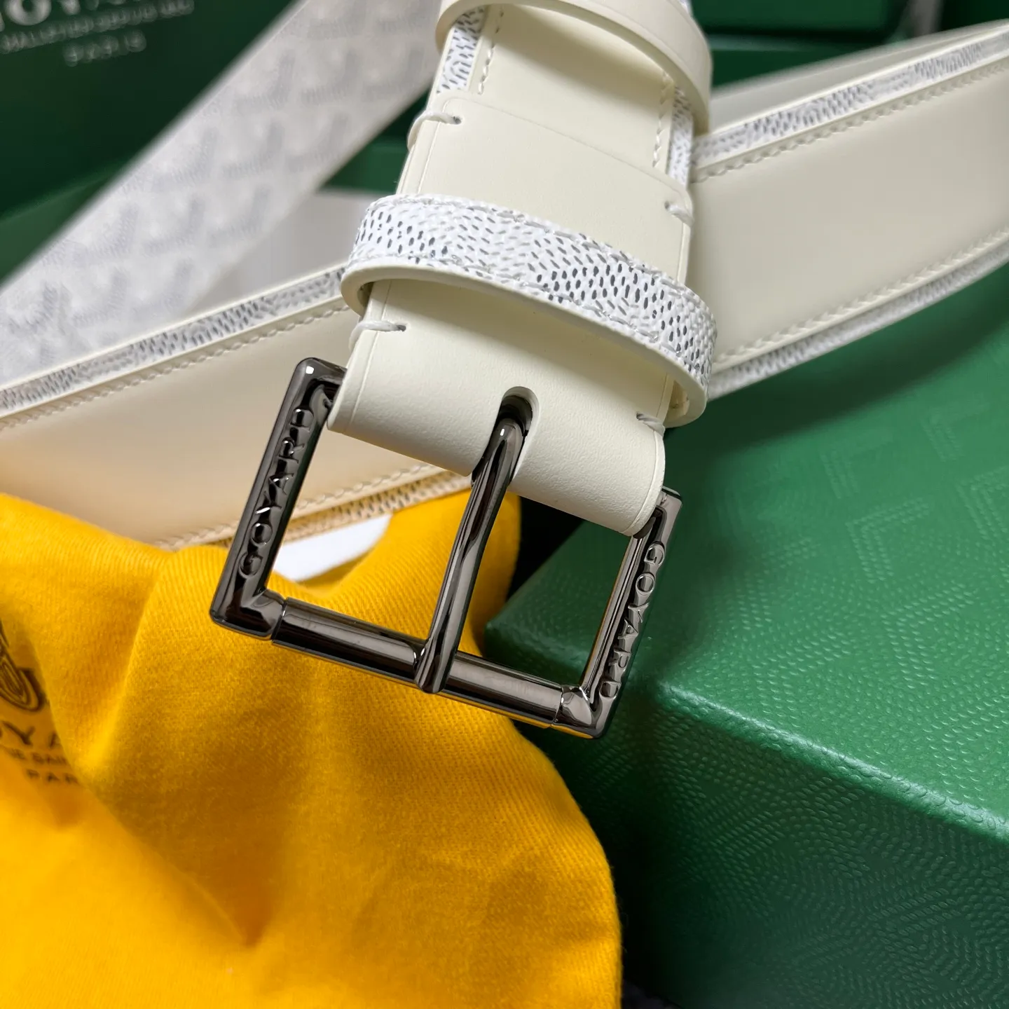 💰520💰Full package💰 💍Purchase level Goya belt is low-key luxury 🎈Width 4.0 Made of imported first-layer cowhide and dogtooth coated canvas The leather is soft and durable Handmade Pay attention to details Fine stitching Smooth edges Classic design Versatility Suitable for various occasions