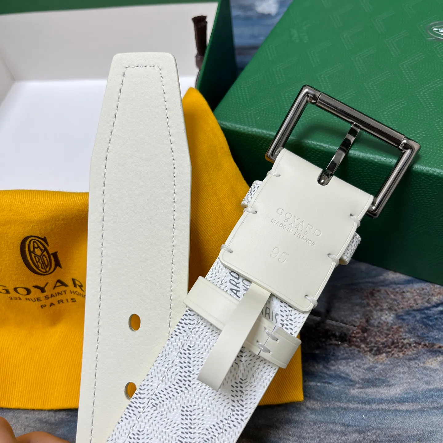 💰520💰Full package💰 💍Purchase level Goya belt is low-key luxury 🎈Width 4.0 Made of imported first-layer cowhide and dogtooth coated canvas The leather is soft and durable Handmade Pay attention to details Fine stitching Smooth edges Classic design Versatility Suitable for various occasions