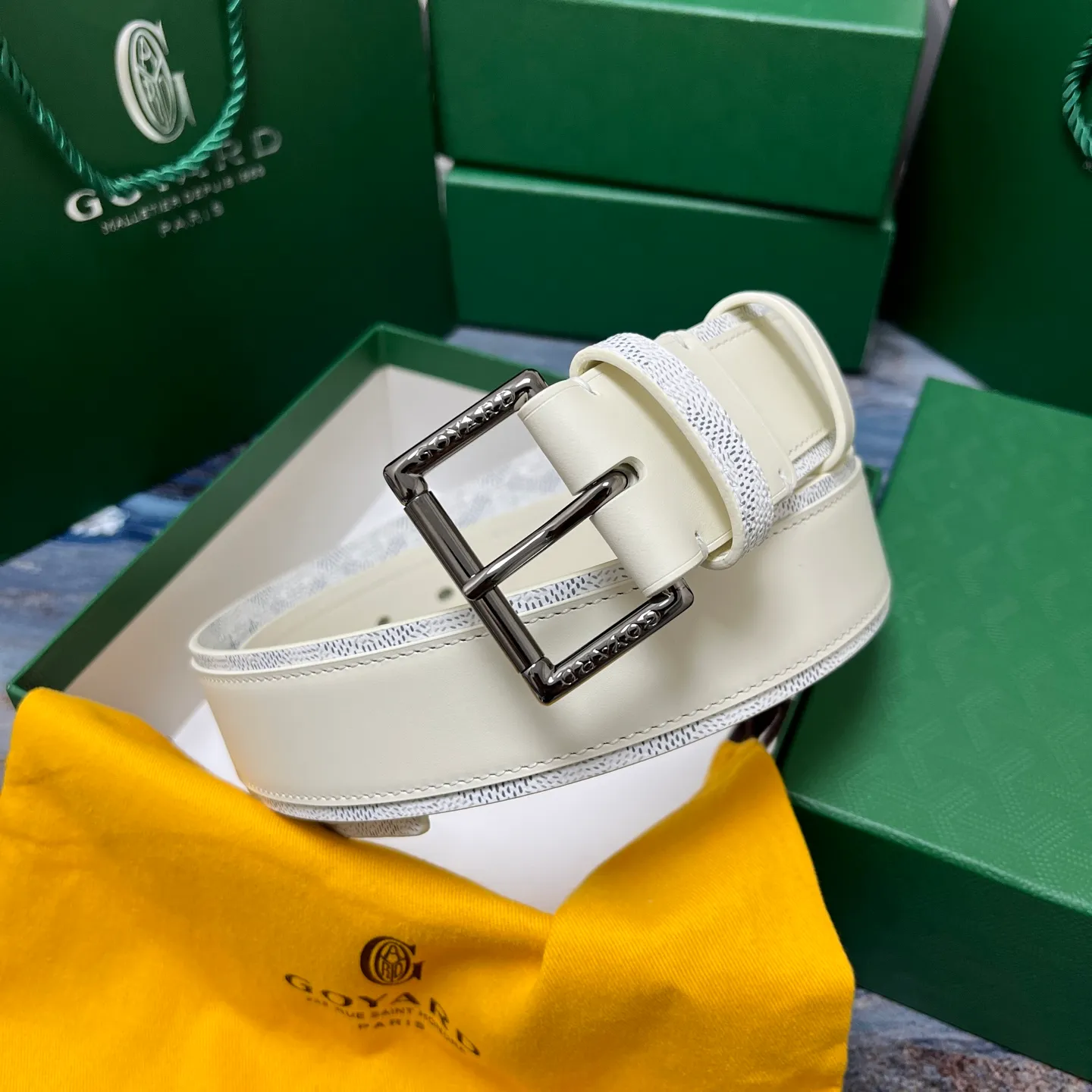 💰520💰Full package💰 💍Purchase level Goya belt is low-key luxury 🎈Width 4.0 Made of imported first-layer cowhide and dogtooth coated canvas The leather is soft and durable Handmade Pay attention to details Fine stitching Smooth edges Classic design Versatility Suitable for various occasions