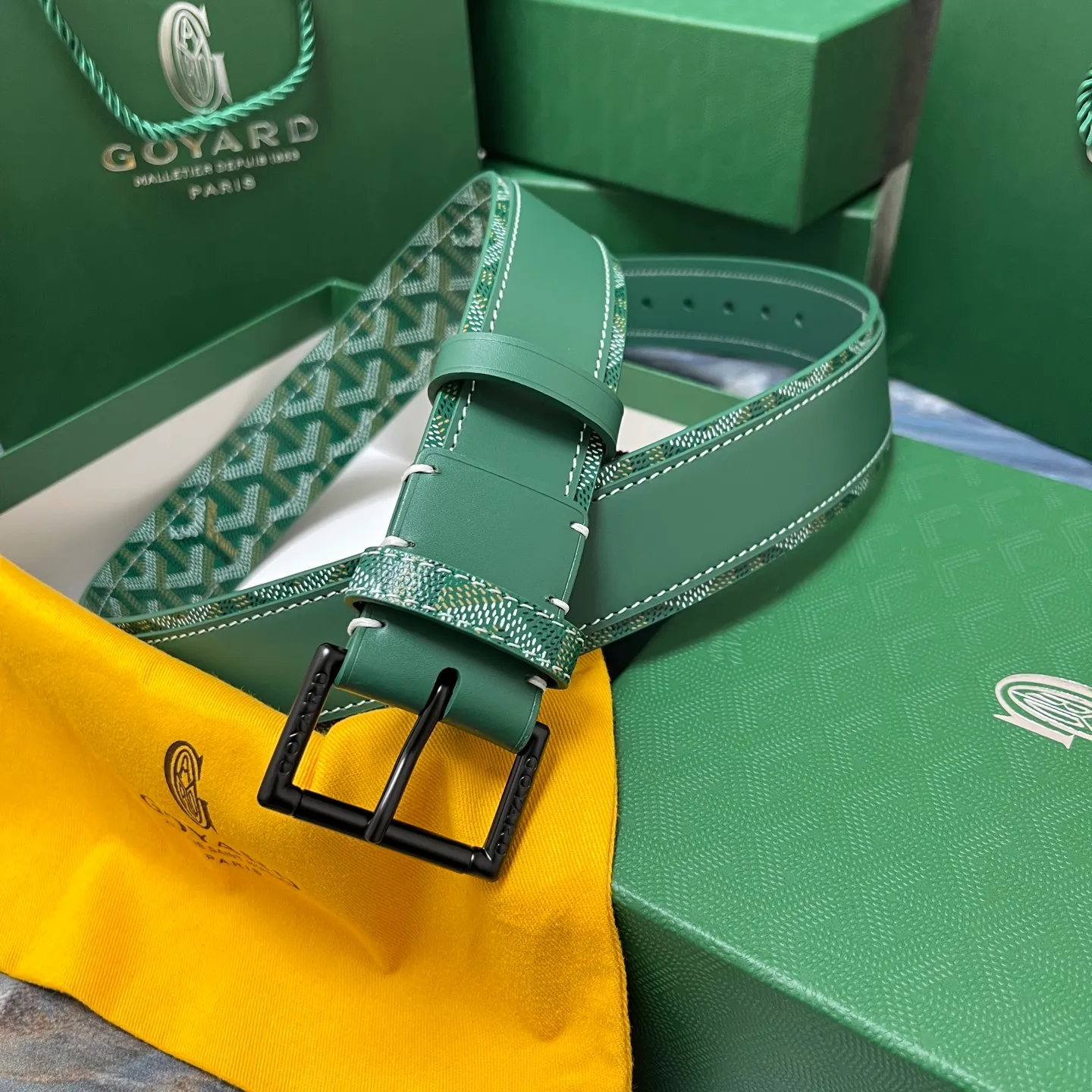 💰520💰Full package💰 💍Purchase level Goya belt is low-key luxury 🎈Width 4.0 Made of imported first-layer cowhide and dogtooth coated canvas The leather is soft and durable Handmade Pay attention to details Fine stitching Smooth edges Classic design Versatility Suitable for various occasions