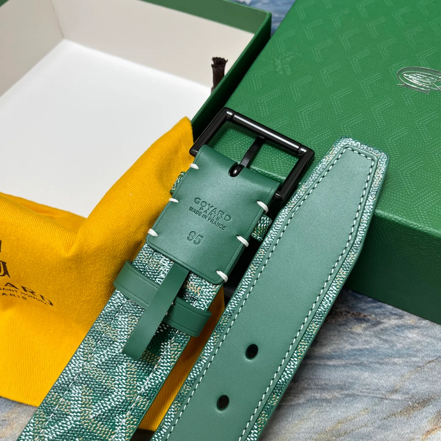 💰520💰Full package💰 💍Purchase level Goya belt is low-key luxury 🎈Width 4.0 Made of imported first-layer cowhide and dogtooth coated canvas The leather is soft and durable Handmade Pay attention to details Fine stitching Smooth edges Classic design Versatility Suitable for various occasions