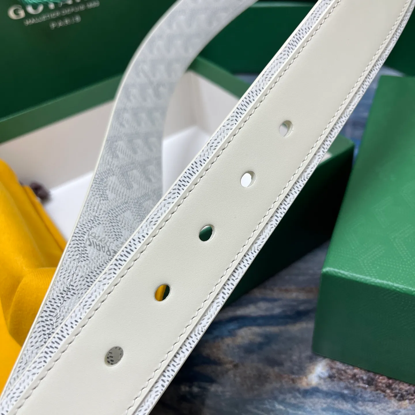 💰520💰Full package💰 💍Purchase level Goya belt is low-key luxury 🎈Width 4.0 Made of imported first-layer cowhide and dogtooth coated canvas The leather is soft and durable Handmade Pay attention to details Fine stitching Smooth edges Classic design Versatility Suitable for various occasions