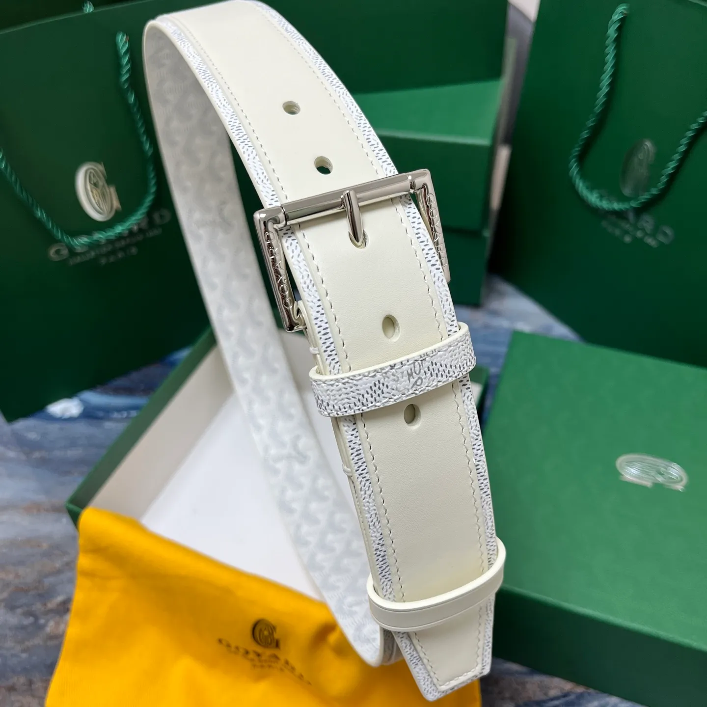 💰520💰Full package💰 💍Purchase level Goya belt is low-key luxury 🎈Width 4.0 Made of imported first-layer cowhide and dogtooth coated canvas The leather is soft and durable Handmade Pay attention to details Fine stitching Smooth edges Classic design Versatility Suitable for various occasions
