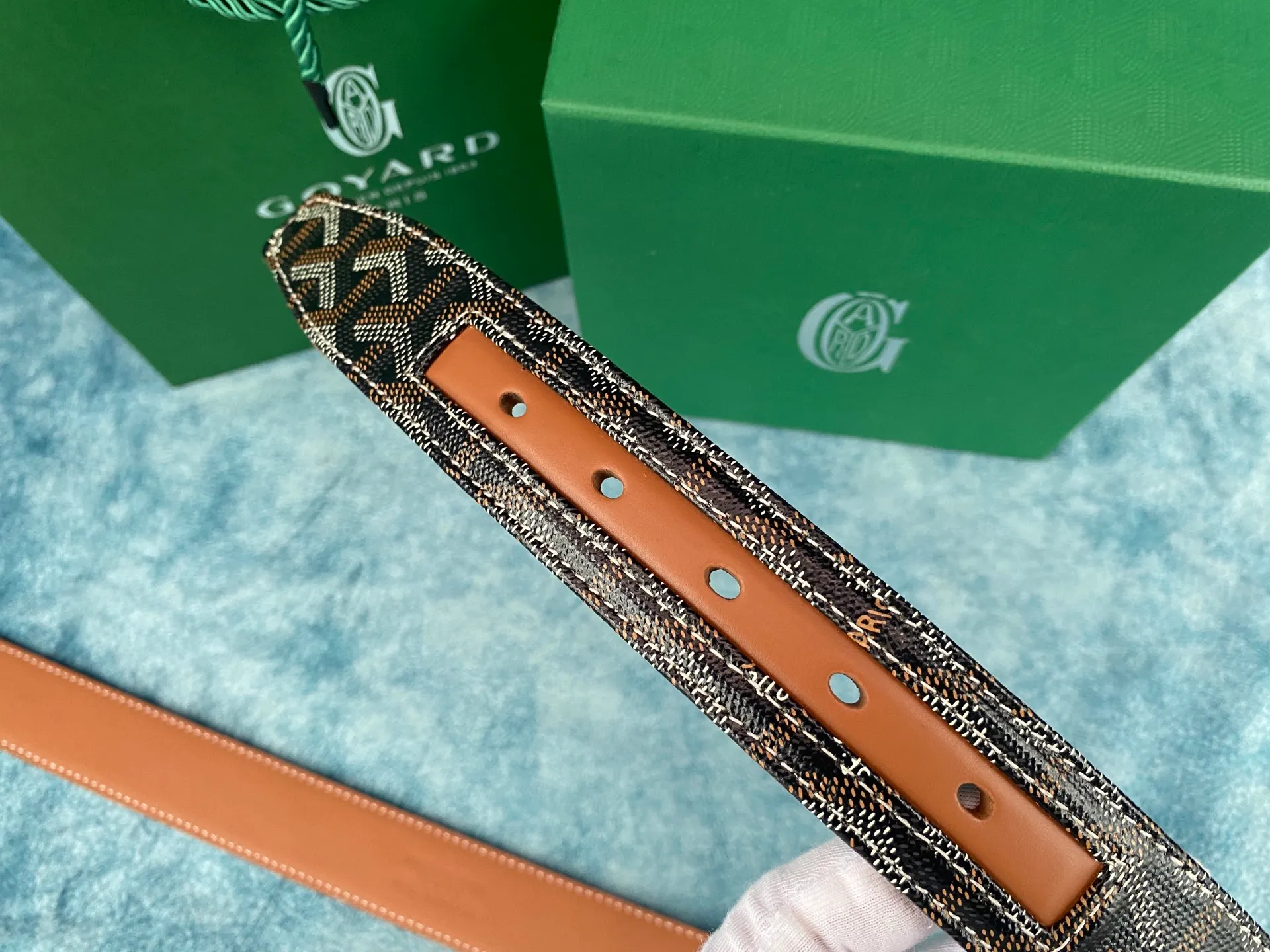💰560💰Full package💰 💍Purchase level Goyard was founded in 1853 and has a history of more than 150 years. Its founder is Francois Goyard. In the 19th century, trains and ships were developed in Europe, and large-scale travel appeared in society. Goyard designs suitcases for different purposes according to the needs of customers. Therefore, Goyard's customers include the British royal family, the President of the United States, and Russian aristocrats. "This belt is lined with ostrich-colored small leather. It is hand-sewn. The process is complex and the details are comparable to the original. It is 40mm wide."