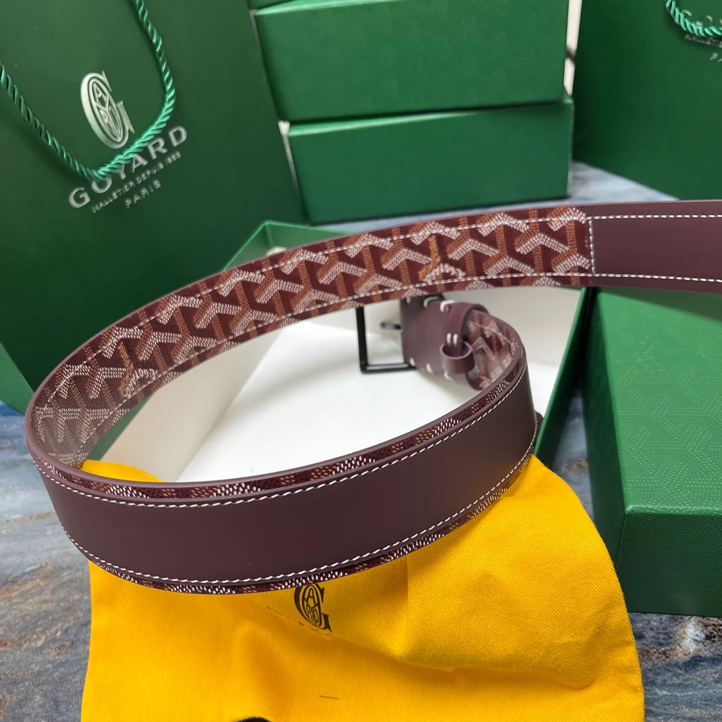 💰520💰Full package💰 💍Purchase level Goya belt is low-key luxury 🎈Width 4.0 Made of imported first-layer cowhide and dogtooth coated canvas The leather is soft and durable Handmade Pay attention to details Fine stitching Smooth edges Classic design Versatility Suitable for various occasions