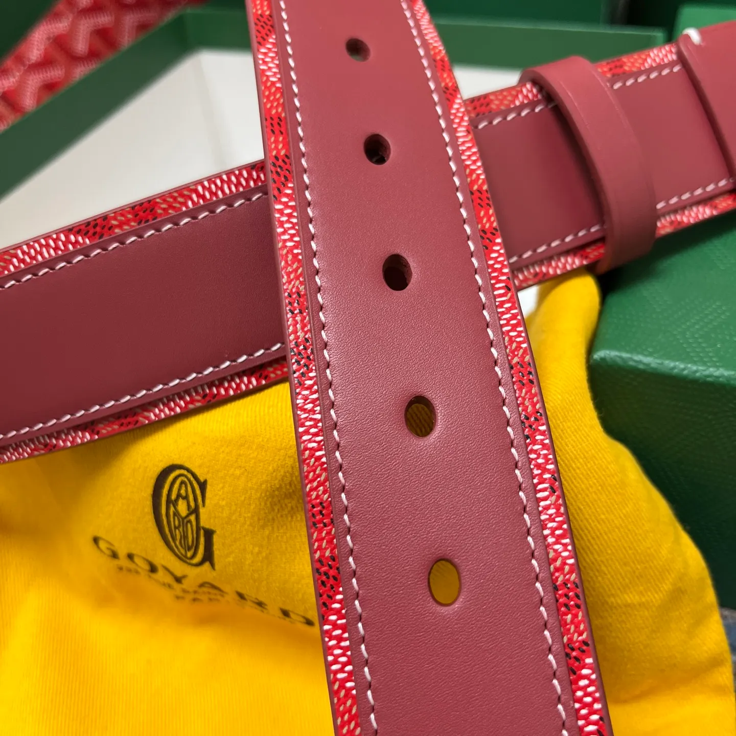 💰520💰Full package💰 💍Purchase level Goya belt is low-key luxury 🎈Width 4.0 Made of imported first-layer cowhide and dogtooth coated canvas The leather is soft and durable Handmade Pay attention to details Fine stitching Smooth edges Classic design Versatility Suitable for various occasions