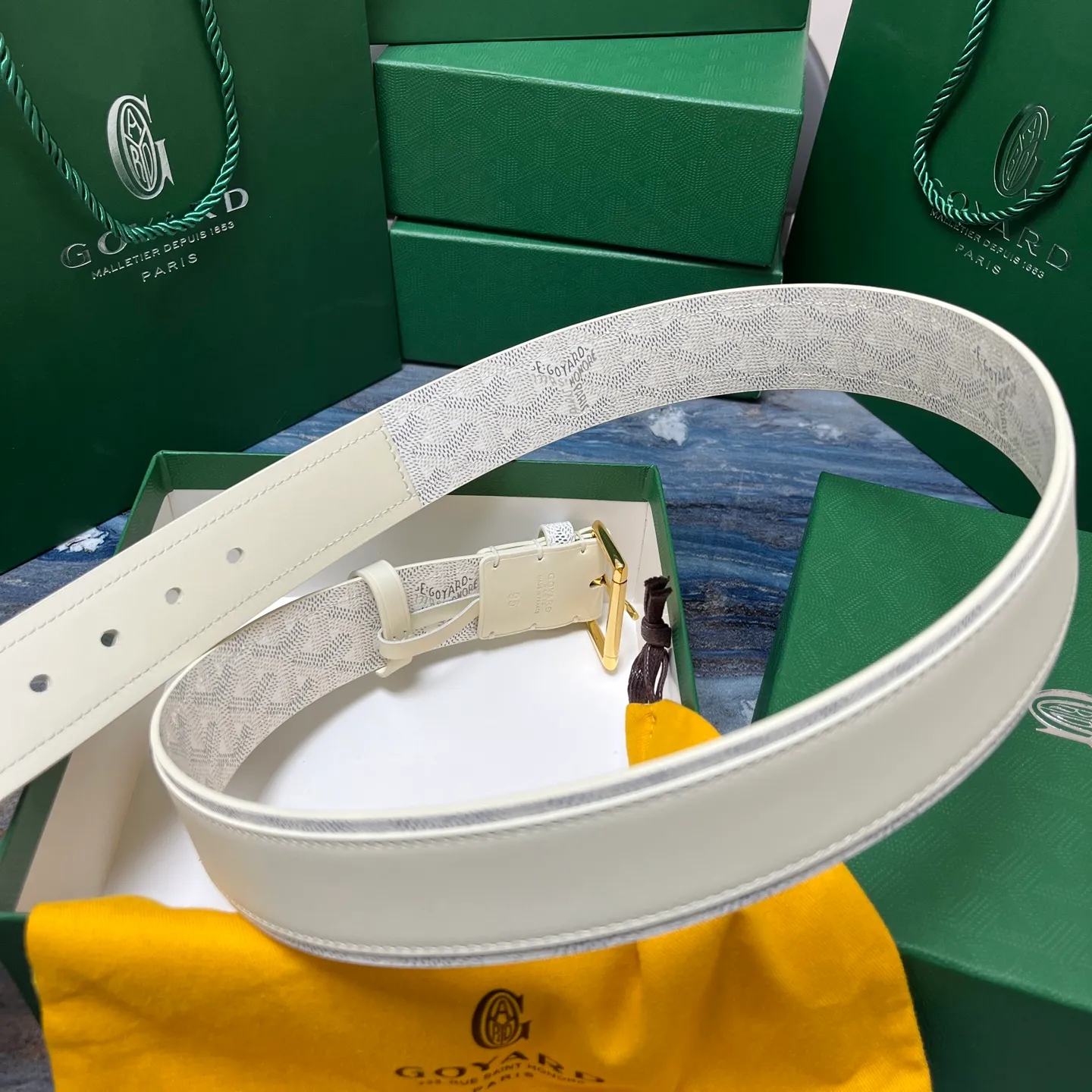 💰520💰Full package💰 💍Purchase level Goya belt is low-key luxury 🎈Width 4.0 Made of imported first-layer cowhide and dogtooth coated canvas The leather is soft and durable Handmade Pay attention to details Fine stitching Smooth edges Classic design Versatility Suitable for various occasions