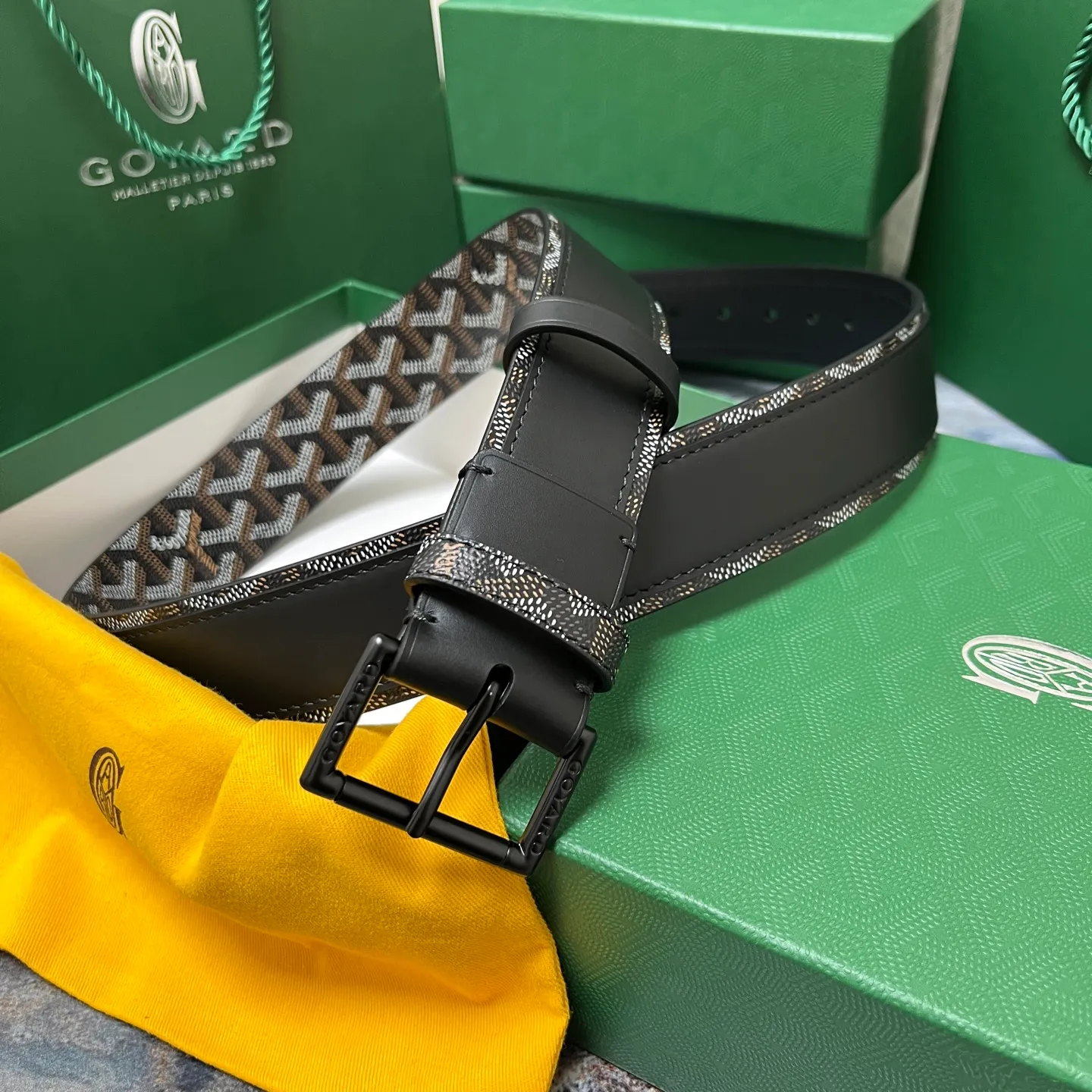 💰520💰Full package💰 💍Purchase level Goya belt is low-key luxury 🎈Width 4.0 Made of imported first-layer cowhide and dogtooth coated canvas The leather is soft and durable Handmade Pay attention to details Fine stitching Smooth edges Classic design Versatility Suitable for various occasions