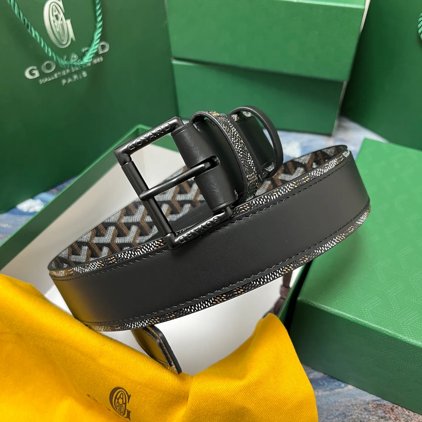 💰520💰Full package💰 💍Purchase level Goya belt is low-key luxury 🎈Width 4.0 Made of imported first-layer cowhide and dogtooth coated canvas The leather is soft and durable Handmade Pay attention to details Fine stitching Smooth edges Classic design Versatility Suitable for various occasions