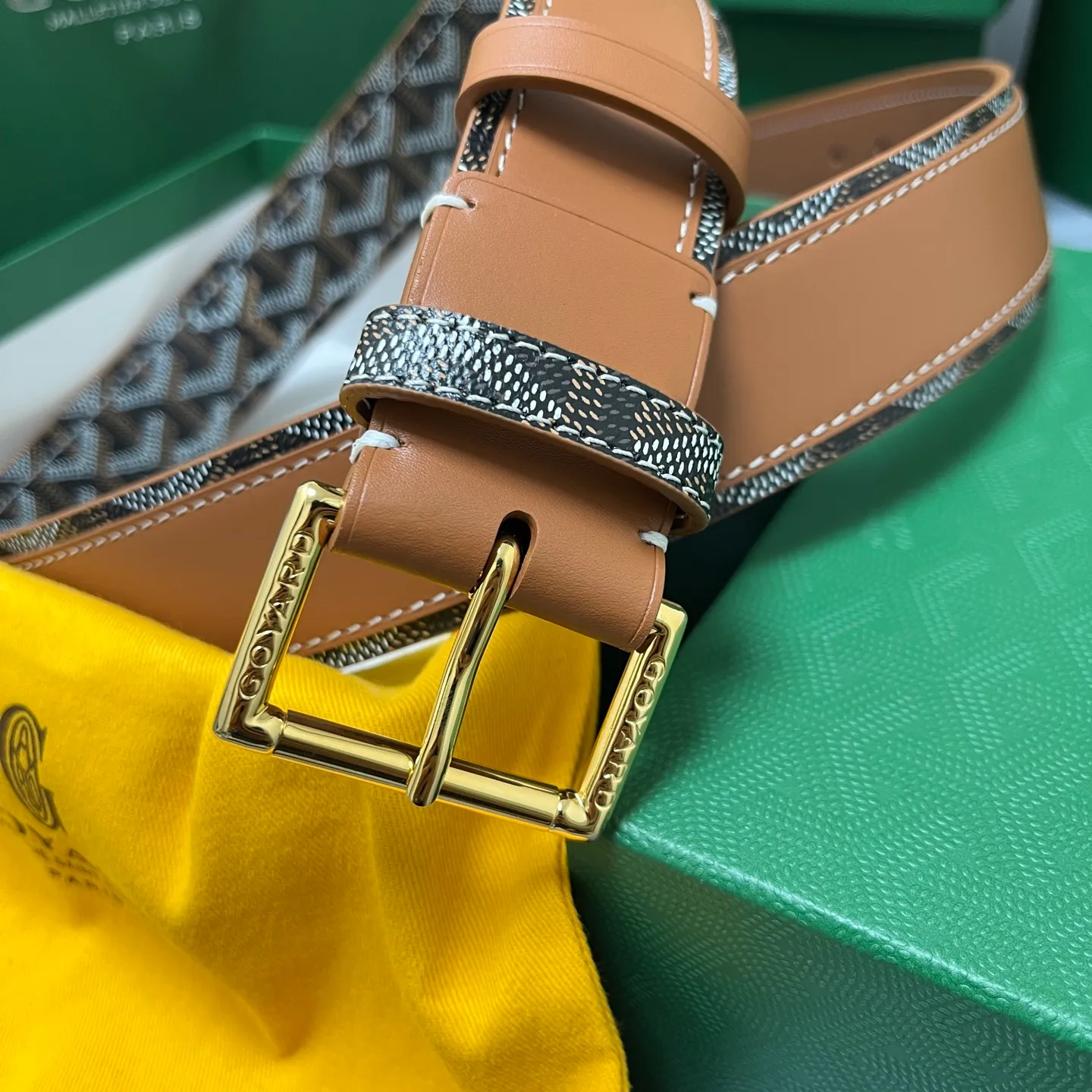 💰520💰Full package💰 💍Purchase level Goya belt is low-key luxury 🎈Width 4.0 Made of imported first-layer cowhide and dogtooth coated canvas The leather is soft and durable Handmade Pay attention to details Fine stitching Smooth edges Classic design Versatility Suitable for various occasions