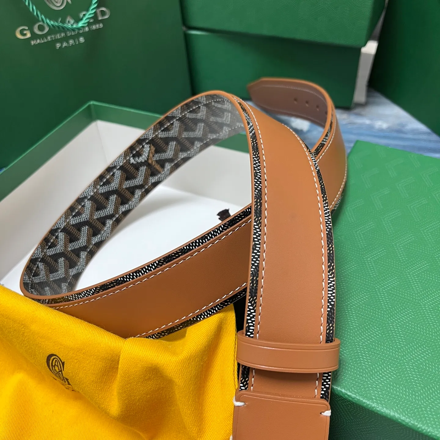 💰520💰Full package💰 💍Purchase level Goya belt is low-key luxury 🎈Width 4.0 Made of imported first-layer cowhide and dogtooth coated canvas The leather is soft and durable Handmade Pay attention to details Fine stitching Smooth edges Classic design Versatility Suitable for various occasions