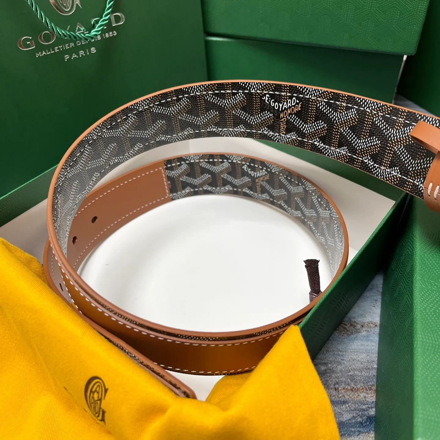 💰520💰Full package💰 💍Purchase level Goya belt is low-key luxury 🎈Width 4.0 Made of imported first-layer cowhide and dogtooth coated canvas The leather is soft and durable Handmade Pay attention to details Fine stitching Smooth edges Classic design Versatility Suitable for various occasions