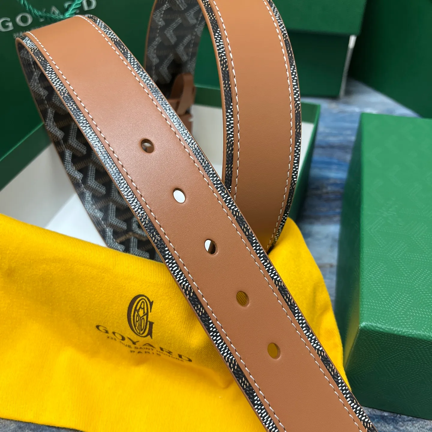 💰520💰Full package💰 💍Purchase level Goya belt is low-key luxury 🎈Width 4.0 Made of imported first-layer cowhide and dogtooth coated canvas The leather is soft and durable Handmade Pay attention to details Fine stitching Smooth edges Classic design Versatility Suitable for various occasions