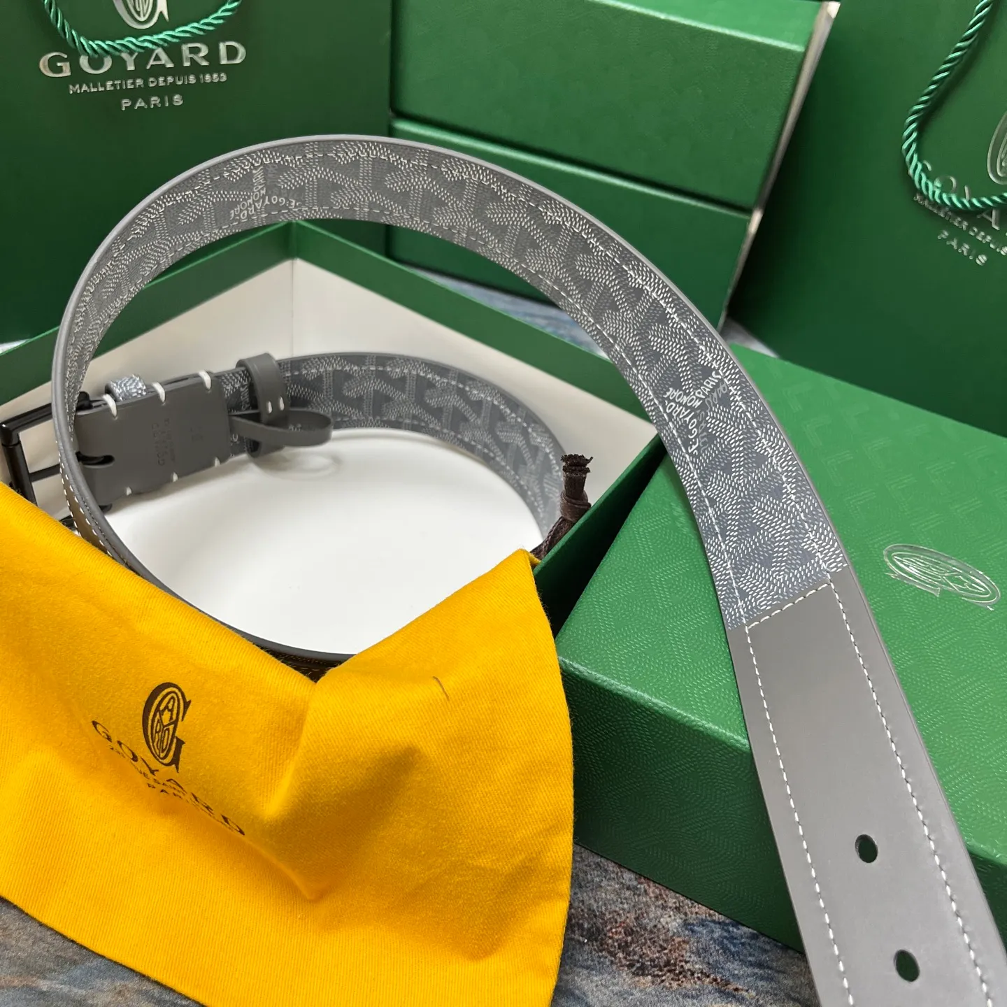 💰520💰Full package💰 💍Purchase level Goya belt is low-key luxury 🎈Width 4.0 Made of imported first-layer cowhide and dogtooth coated canvas The leather is soft and durable Handmade Pay attention to details Fine stitching Smooth edges Classic design Versatility Suitable for various occasions