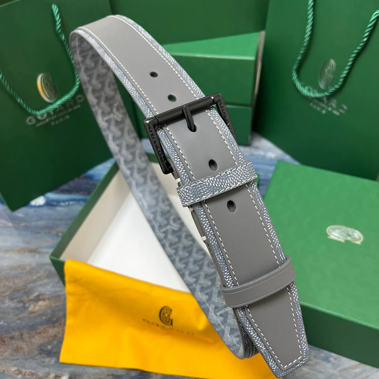 💰520💰Full package💰 💍Purchase level Goya belt is low-key luxury 🎈Width 4.0 Made of imported first-layer cowhide and dogtooth coated canvas The leather is soft and durable Handmade Pay attention to details Fine stitching Smooth edges Classic design Versatility Suitable for various occasions