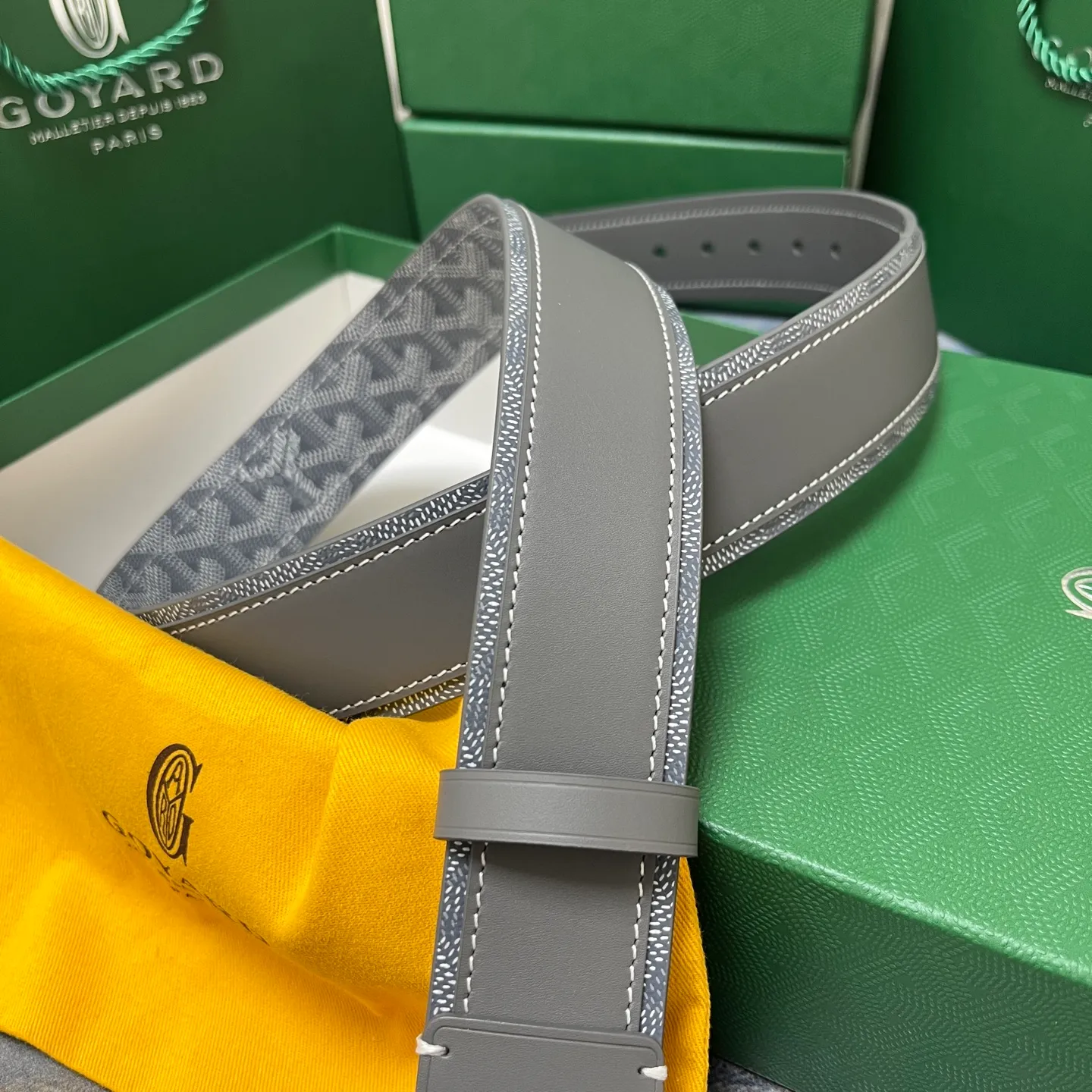💰520💰Full package💰 💍Purchase level Goya belt is low-key luxury 🎈Width 4.0 Made of imported first-layer cowhide and dogtooth coated canvas The leather is soft and durable Handmade Pay attention to details Fine stitching Smooth edges Classic design Versatility Suitable for various occasions